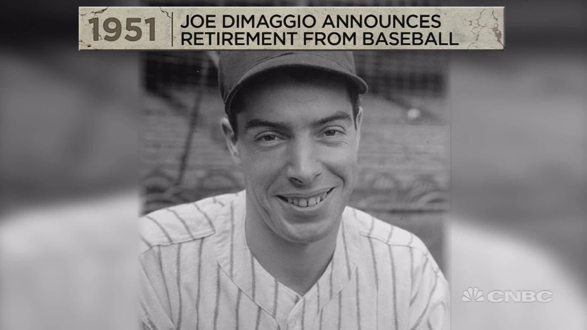 Joe Dimaggio 桌布 壁紙 — 喬·迪馬吉奧穿著條紋棒球制服和帽子微笑的復古黑白肖像。
