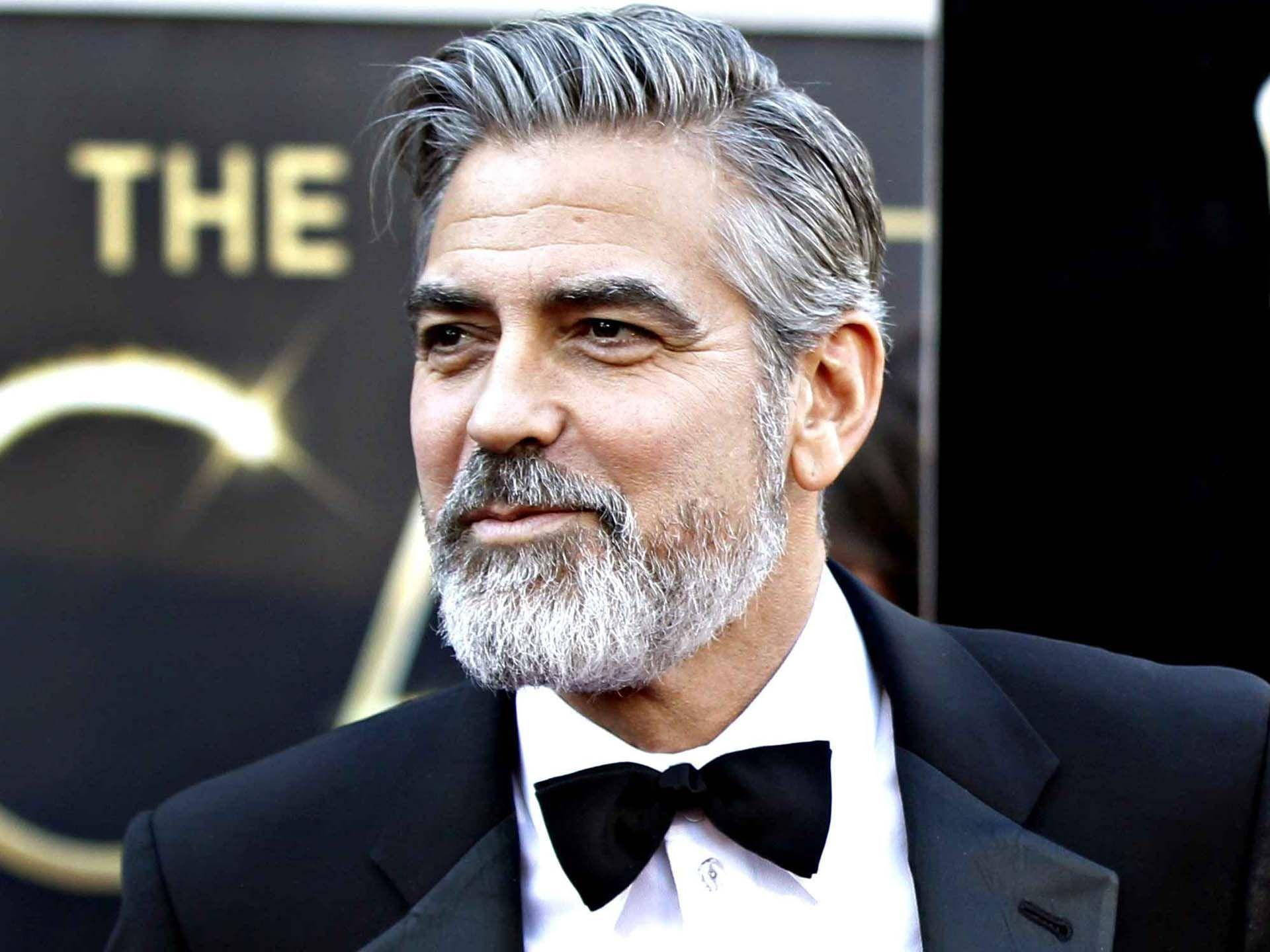 Celebrity 桌布 壁紙 — 喬治克隆尼身穿黑色禮服，打著蝴蝶結，留著灰色鬍鬚，出席頒獎典禮。
