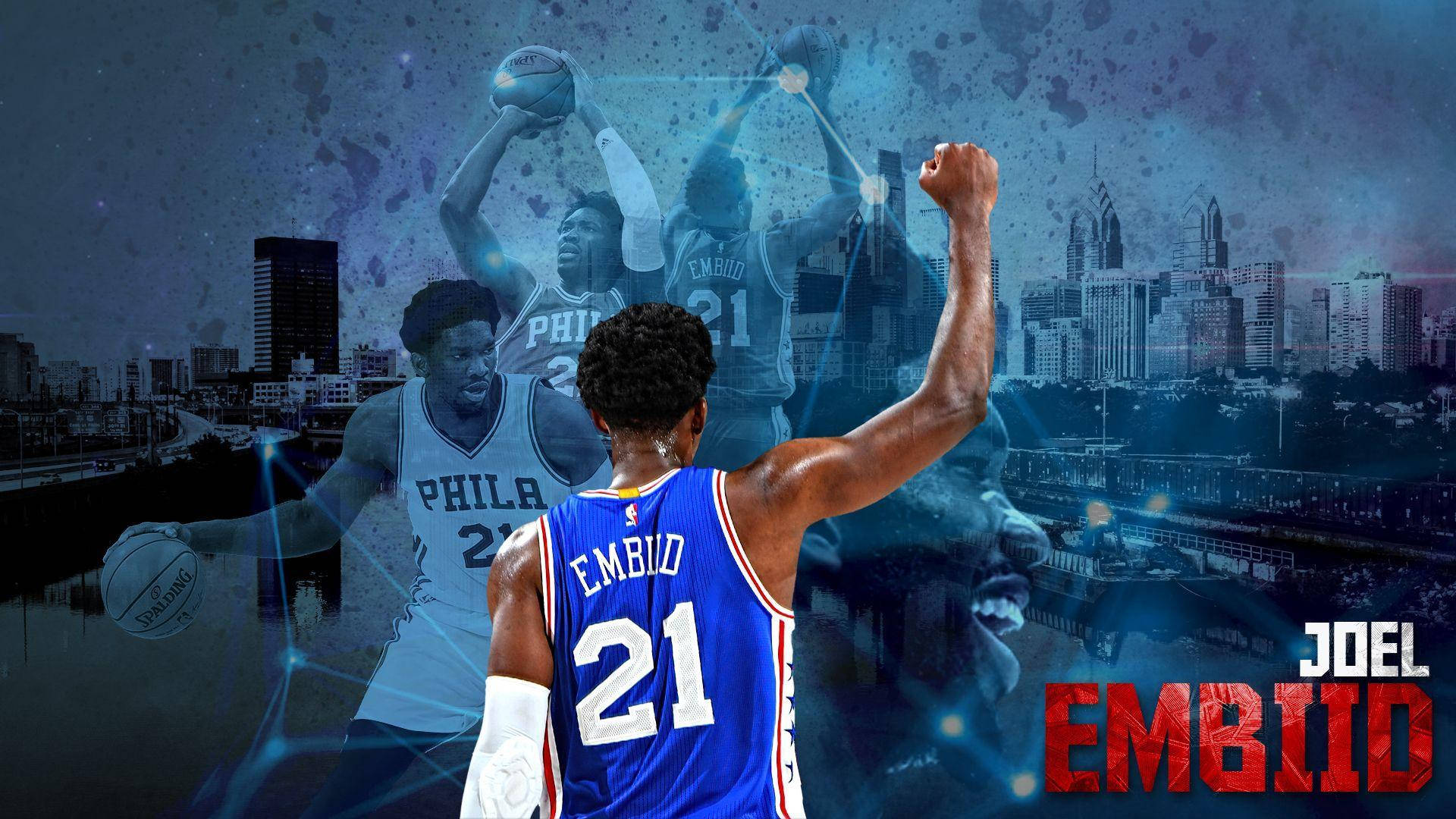 Embiid 桌布 壁紙 — 喬爾·恩比德身穿藍色球衣，在城市天際線前舉起拳頭，帶有鬼魅般的籃球疊加效果。