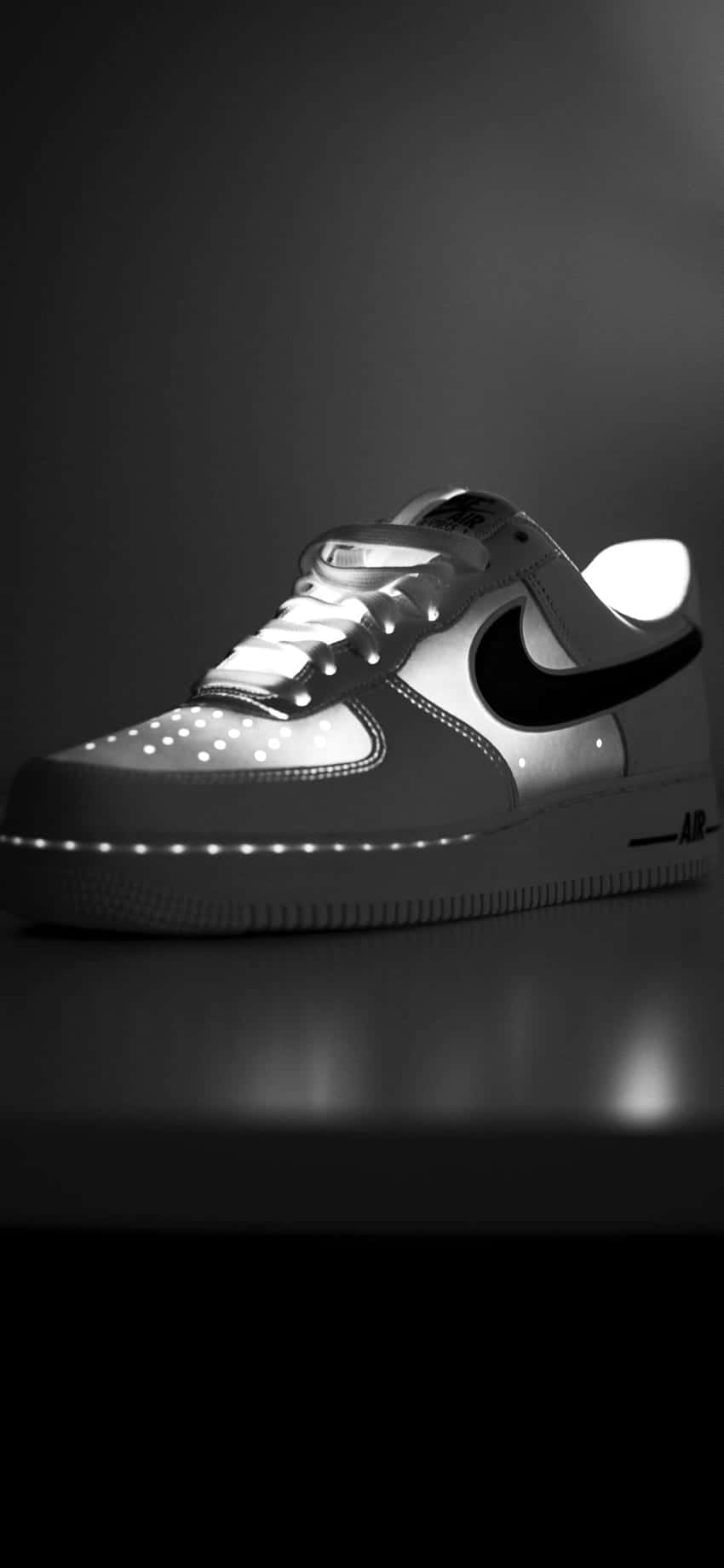 Black Air Force 桌布 壁紙 — 單色Nike Air Force 1運動鞋，鞋帶和鞋底帶有發光LED燈，背景為深色漸變。