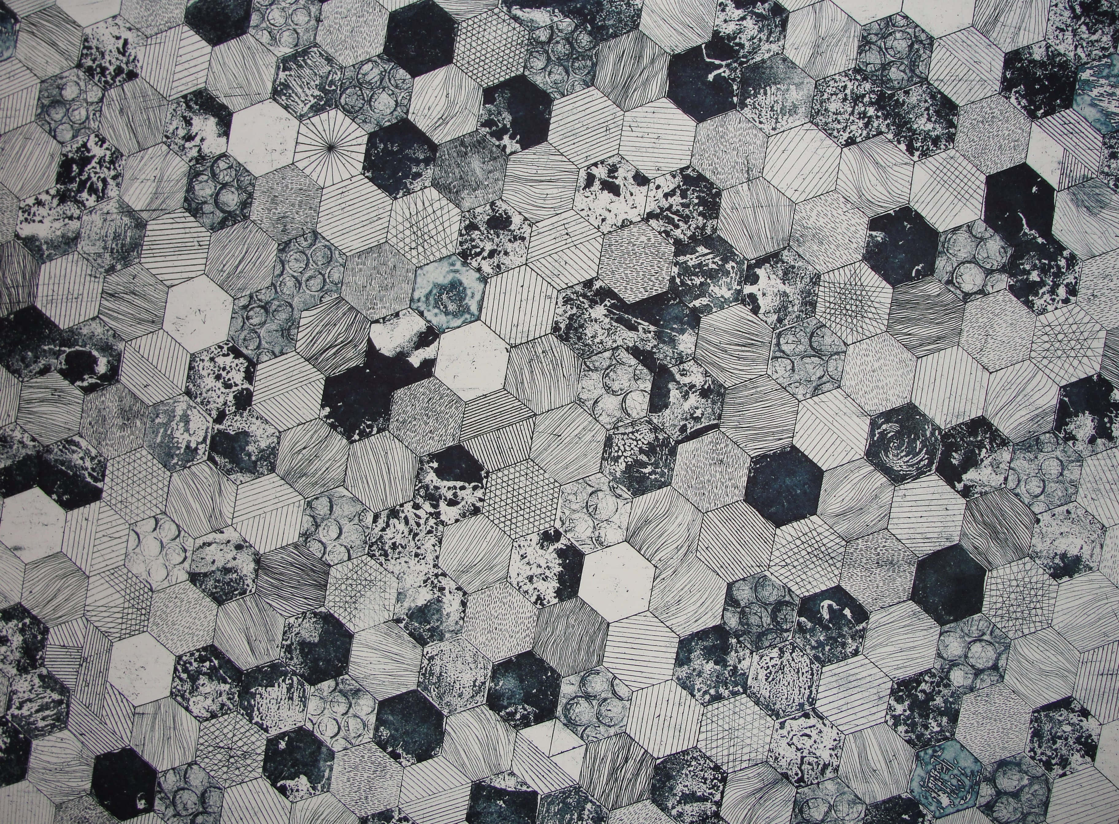Tiles 桌布 壁紙 — 單色六角形瓷磚壁紙，每個瓷磚都充滿了獨特的手繪圖案和紋理，顏色為黑色、白色和灰色。