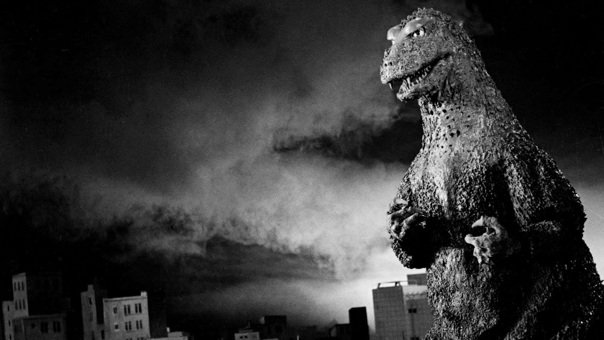 Godzilla 1954 桌布 壁紙 — 單色哥吉拉在暴風雨夜空下，伴隨著戲劇性的雲層，籠罩著城市景觀。