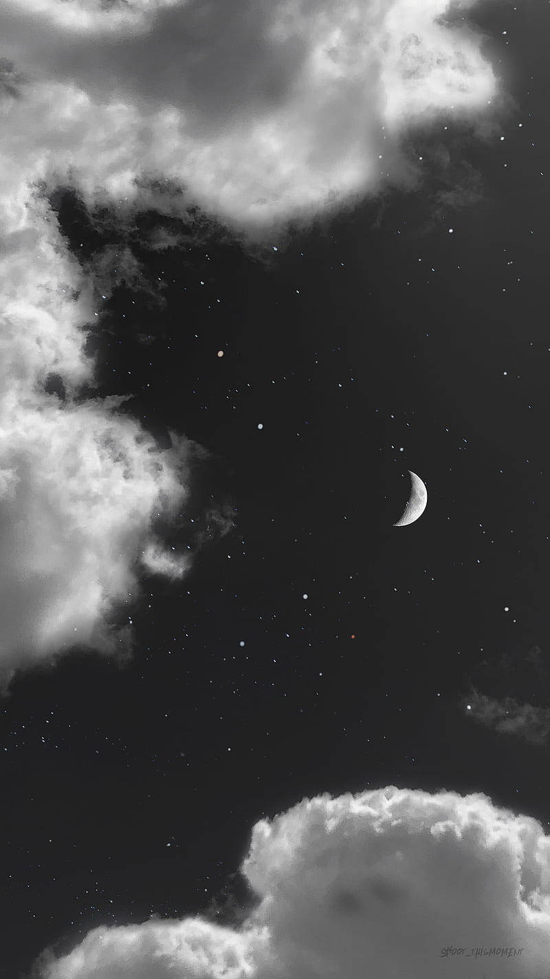夜空 桌布 壁紙 — 單色夜空，新月和散落的星星從戲劇性的雲層中探出頭來。