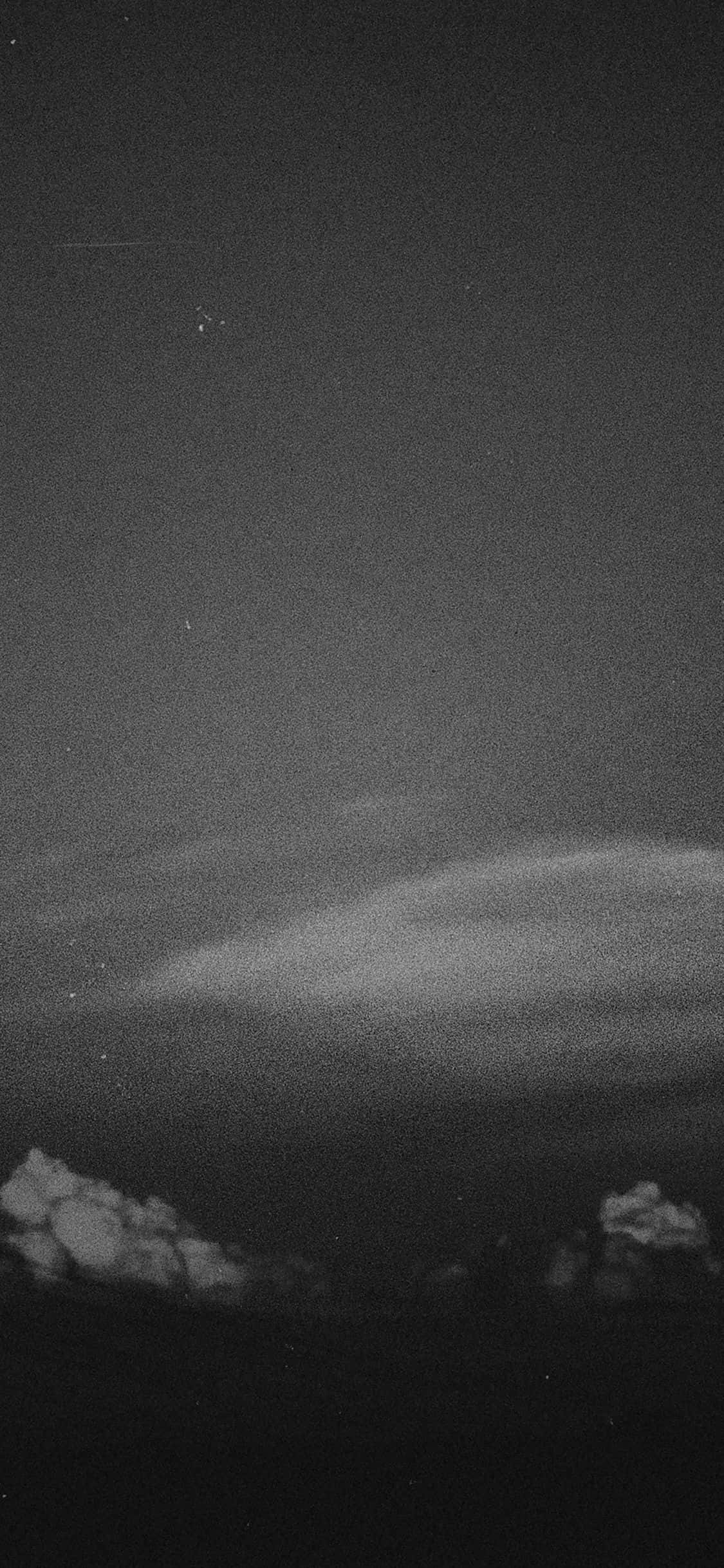 Retro 桌布 壁紙 — 單色夜空，暗色地平線上方有縷縷雲彩和隱約星光。