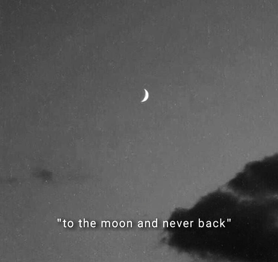 夜空 桌布 壁紙 — 單色夜空呈現一彎纖細的眉月，位於暗雲之上，並疊加了「前往月球，永不回頭」的字句。