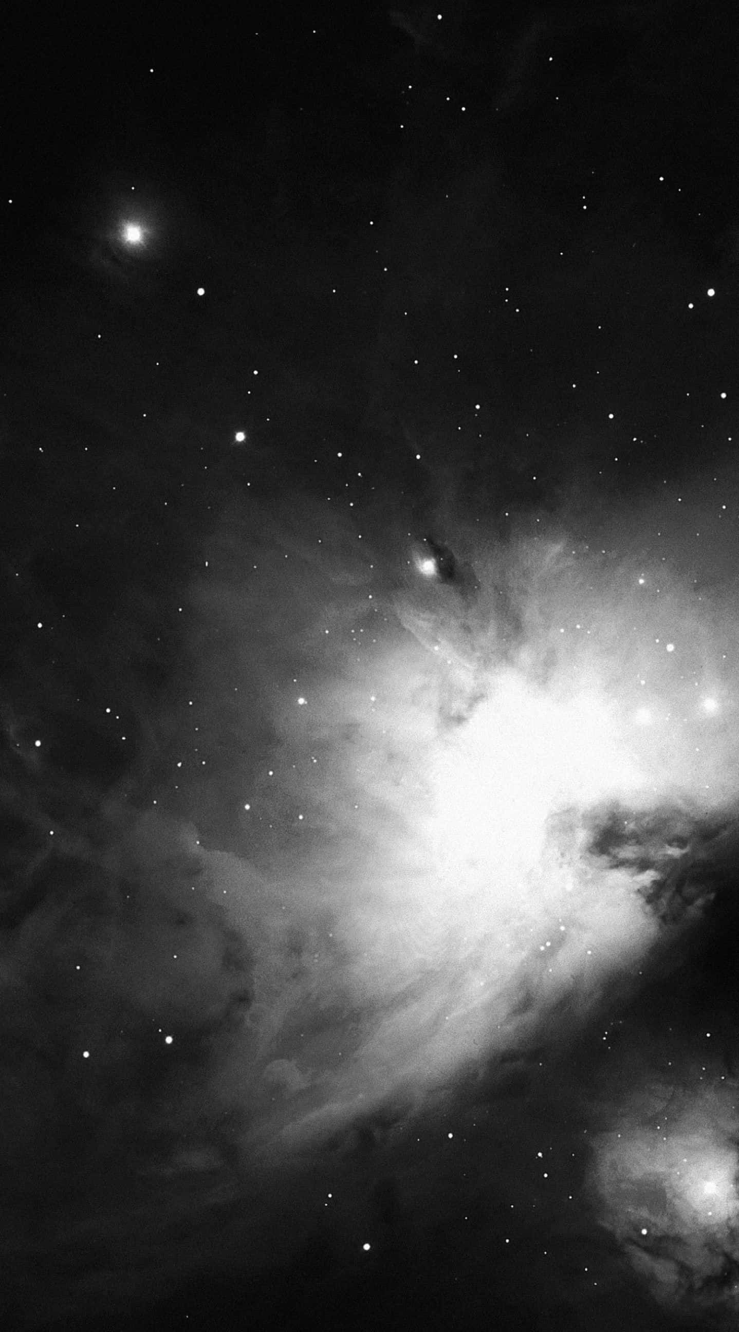 太空 桌布 壁紙 — 單色宇宙場景，展示在深邃太空背景下，一顆明亮的星雲在散落的星星中發光。