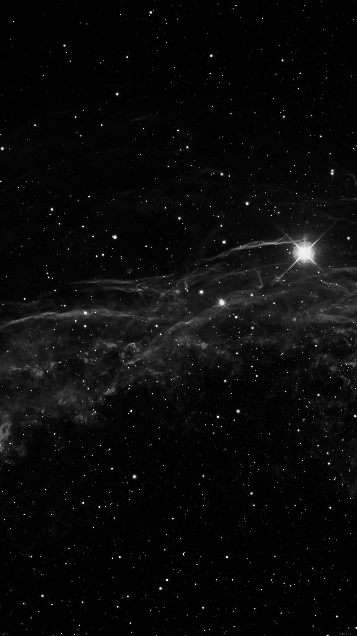 Black Love 桌布 壁紙 — 單色宇宙景觀，以一顆明亮的恆星穿過空靈的星雲雲層，背景是星場。