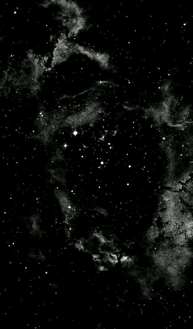 夜空 桌布 壁紙 — 單色宇宙景觀，展示在深邃黑色虛空背景下旋轉的星雲和閃爍的星星。