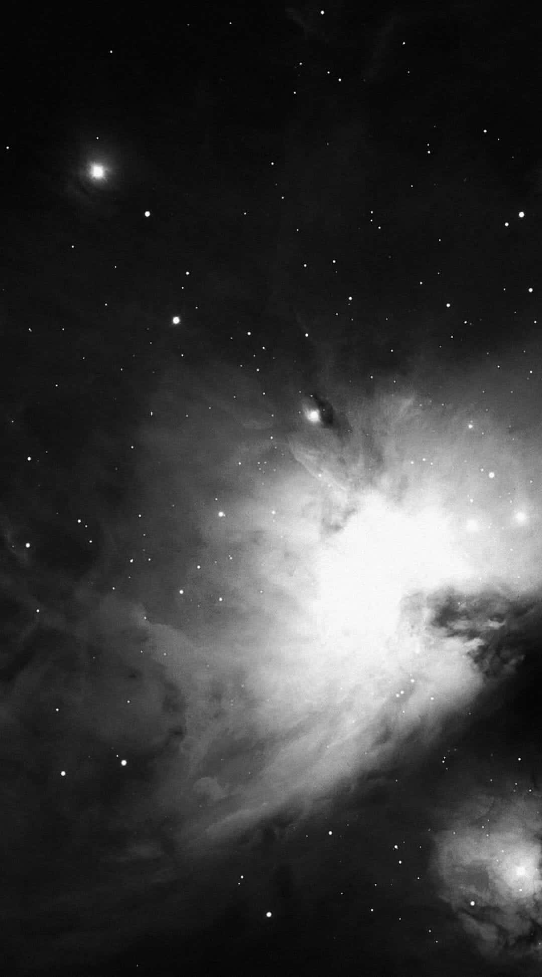 桌布 壁紙 — 單色宇宙景觀，展示發光星雲在散佈明亮星星的星場中閃耀。
