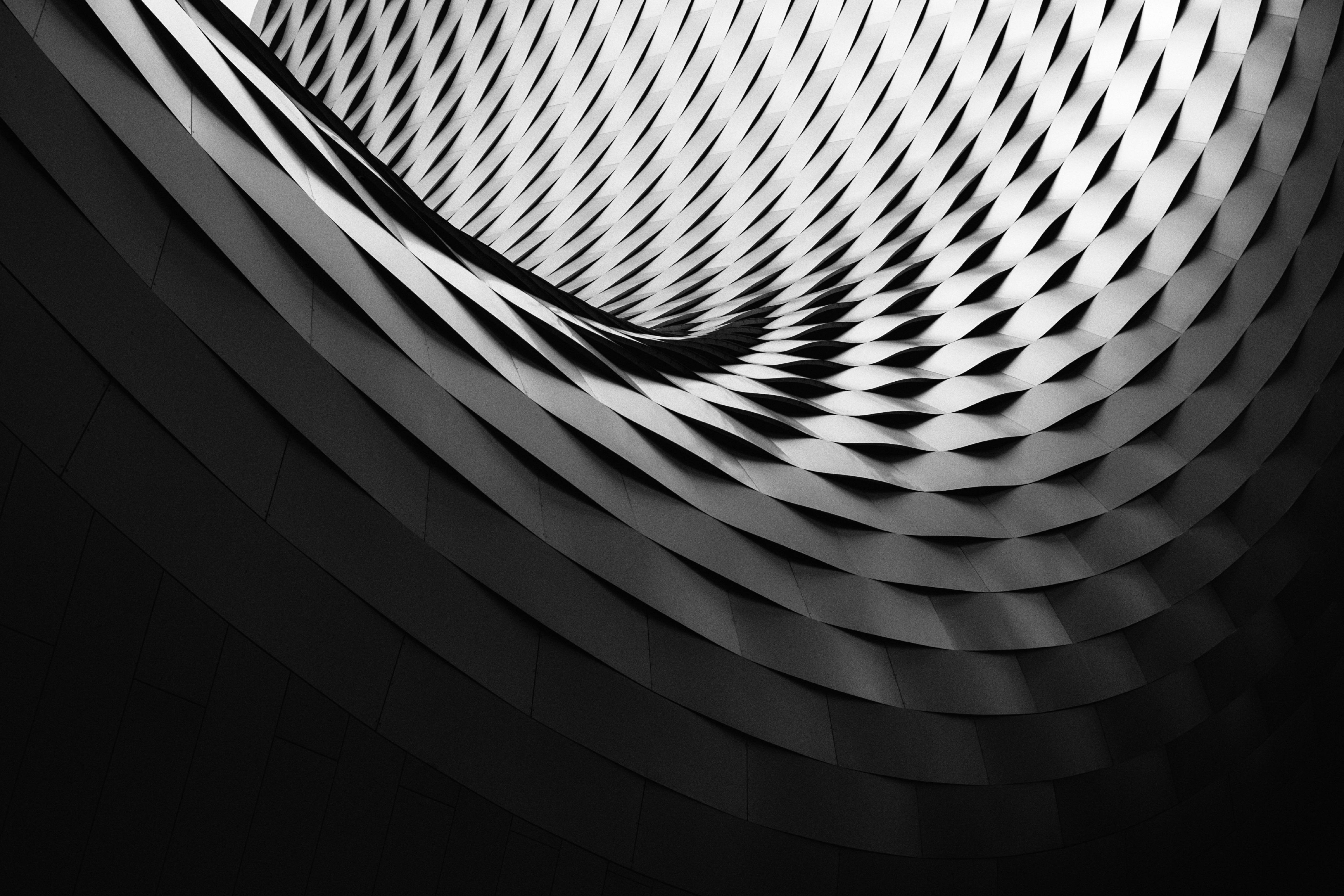 Architecture 桌布 壁紙 — 單色建築抽象圖案，帶有漩渦狀幾何圖案，營造出催眠般的漩渦效果。