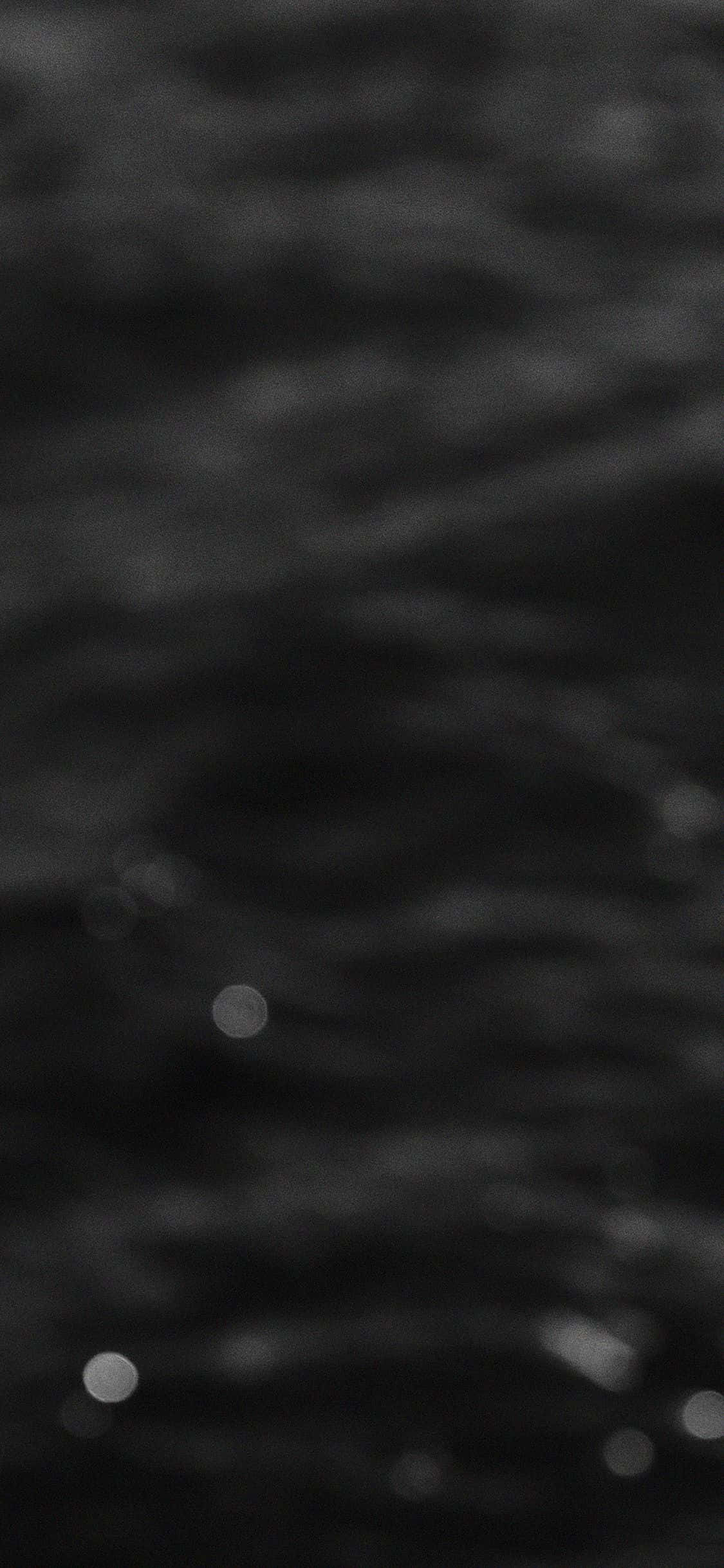 Black Blur 桌布 壁紙 — 單色抽象紋理，呈現漣漪水波與散落的散景高光。