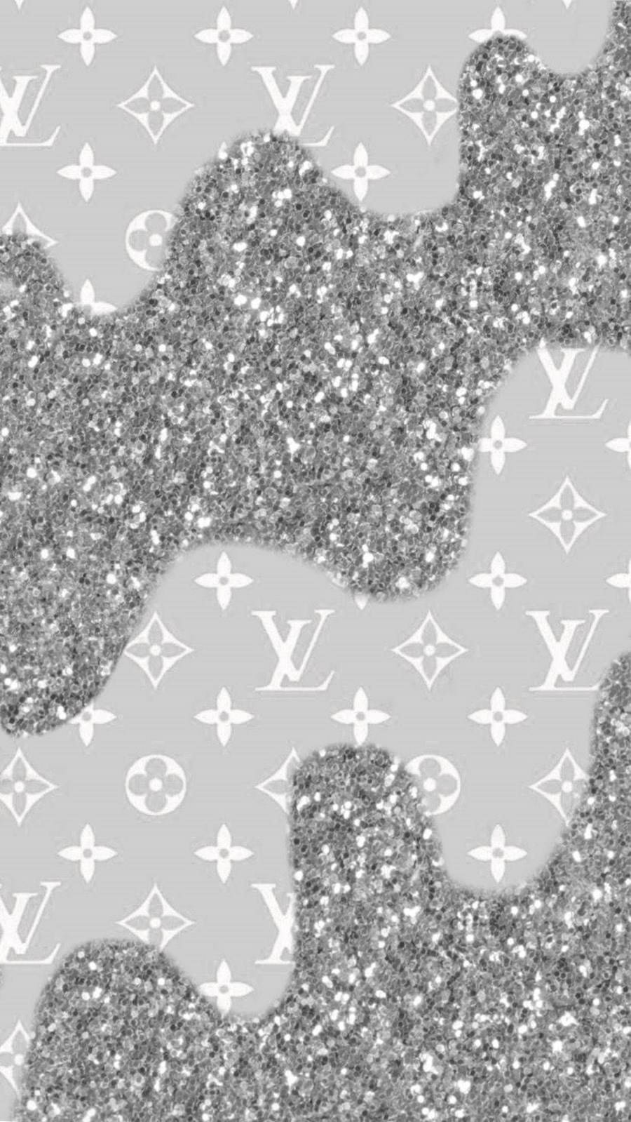 Louis Vuitton Aesthetic 桌布 壁紙 — 單色桌布，在重複的 Louis Vuitton 字母組合圖案上帶有閃爍的銀色抽象形狀。