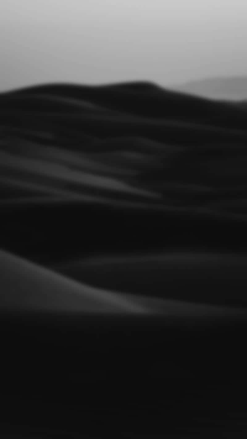 Modern Aesthetic 桌布 壁紙 — 單色沙丘延伸至朦朧的地平線，柔和漸變和細微陰影營造出寧靜簡約的景觀。