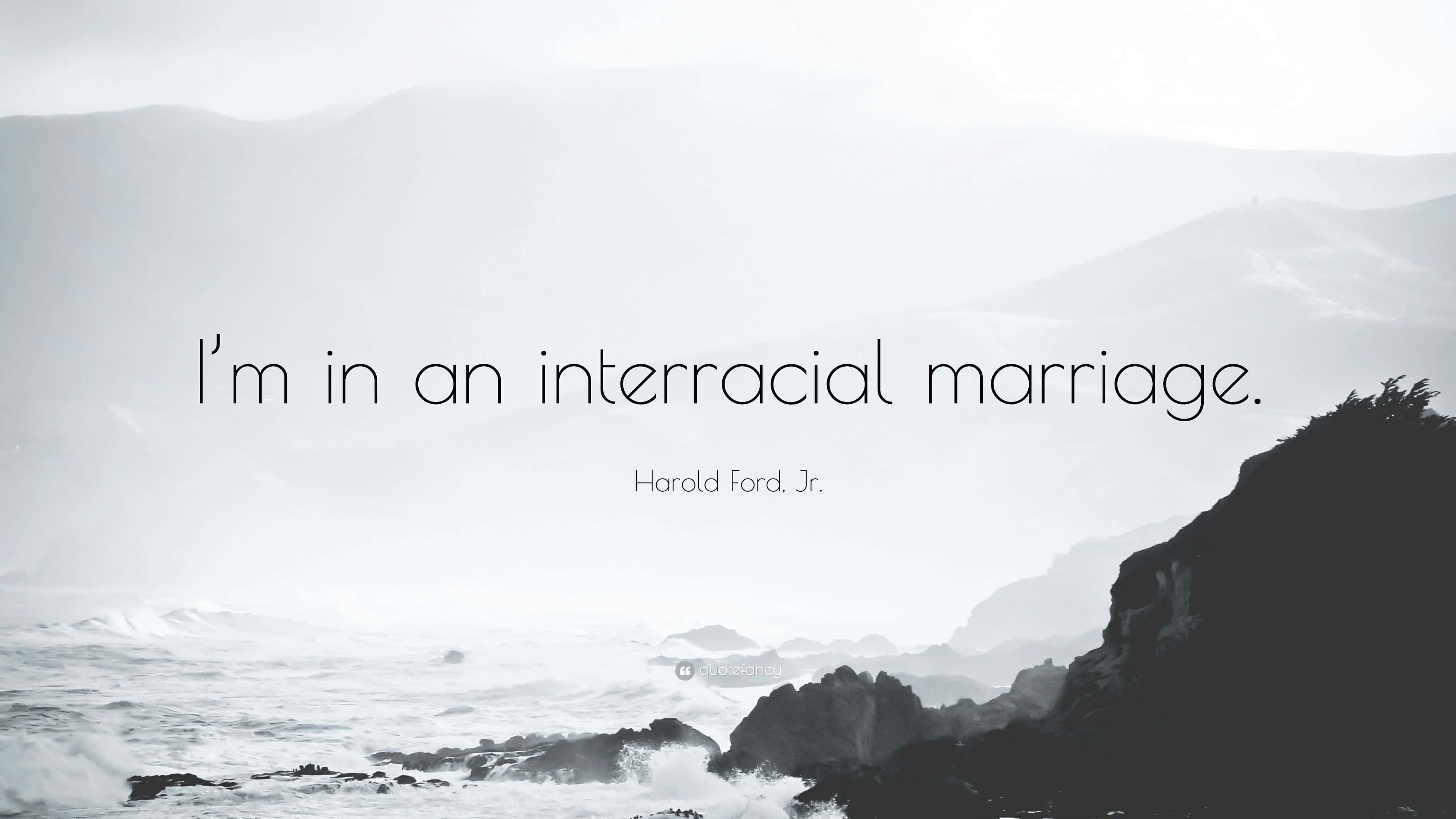 Interracial 桌布 壁紙 — 單色海岸場景，在陰天背景下，黑暗懸崖和霧氣繚繞的山脈上翻湧的海浪，並疊加了引文文字。