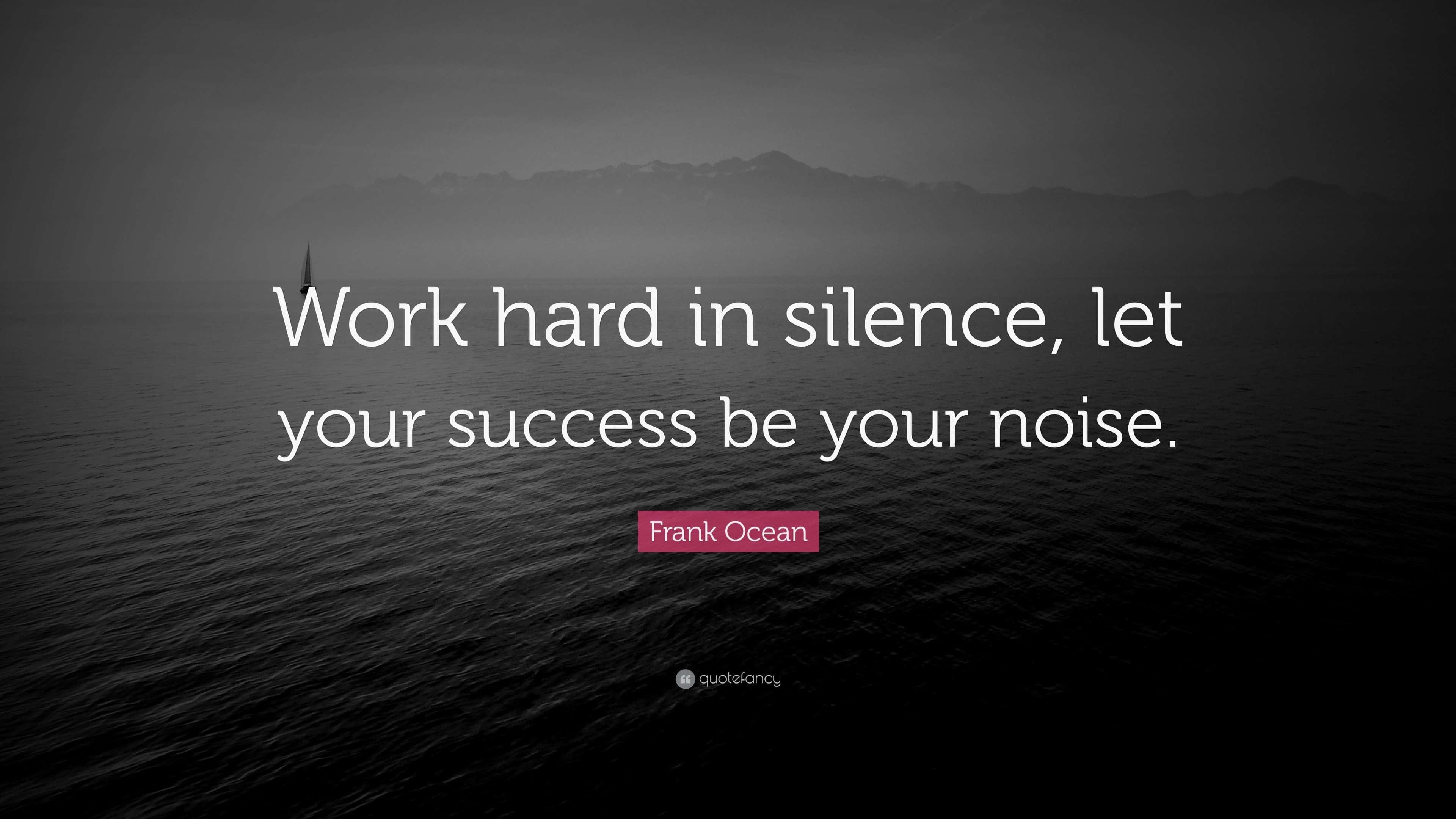 Inspirational Quotes 桌布 壁紙 — 單色海景，遠山和孤帆在霧濛濛的天空下，疊加了Frank Ocean的勵志名言。