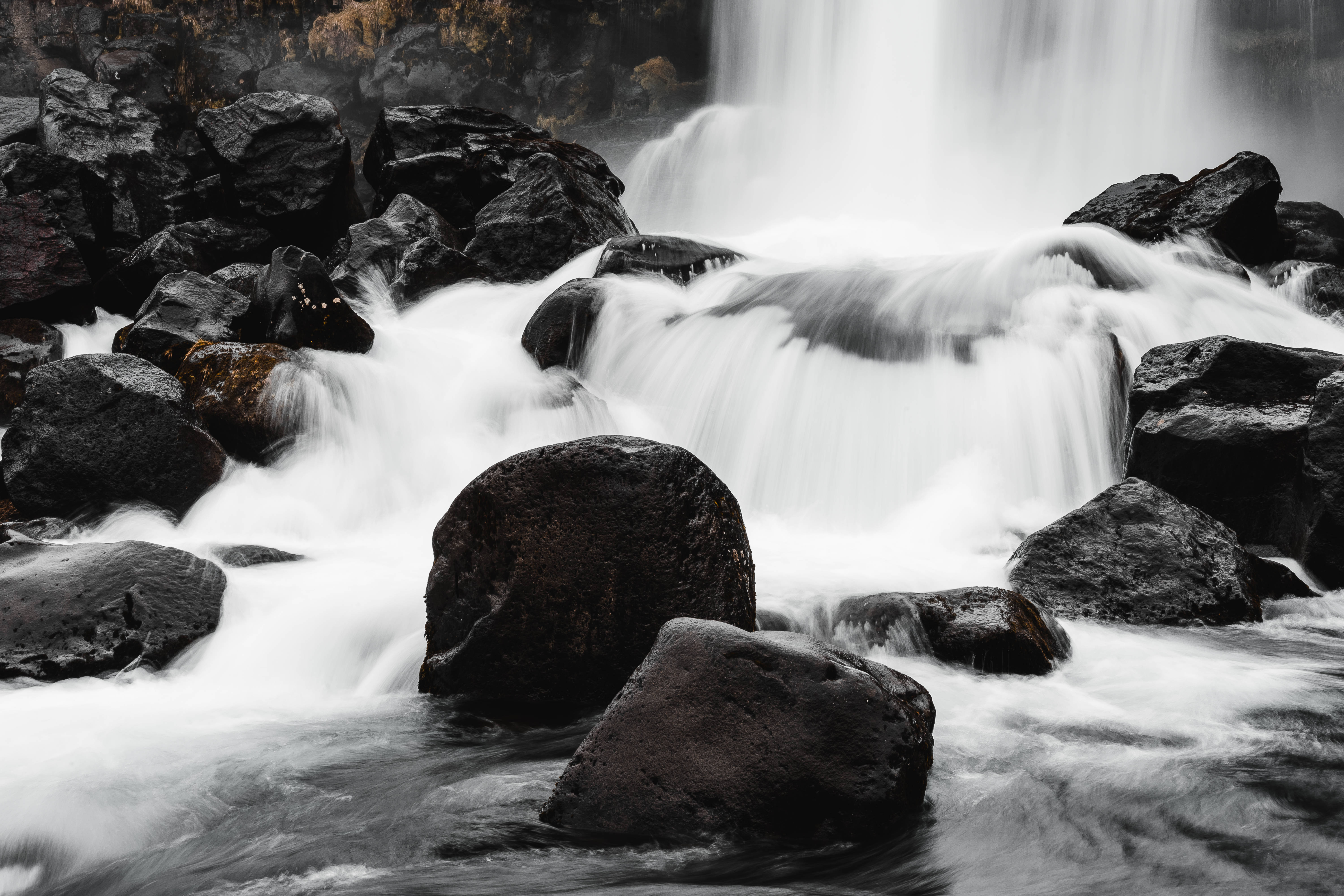 Black And White HD 桌布 壁紙 — 單色瀑布流過深色火山岩，水流如絲般順滑。