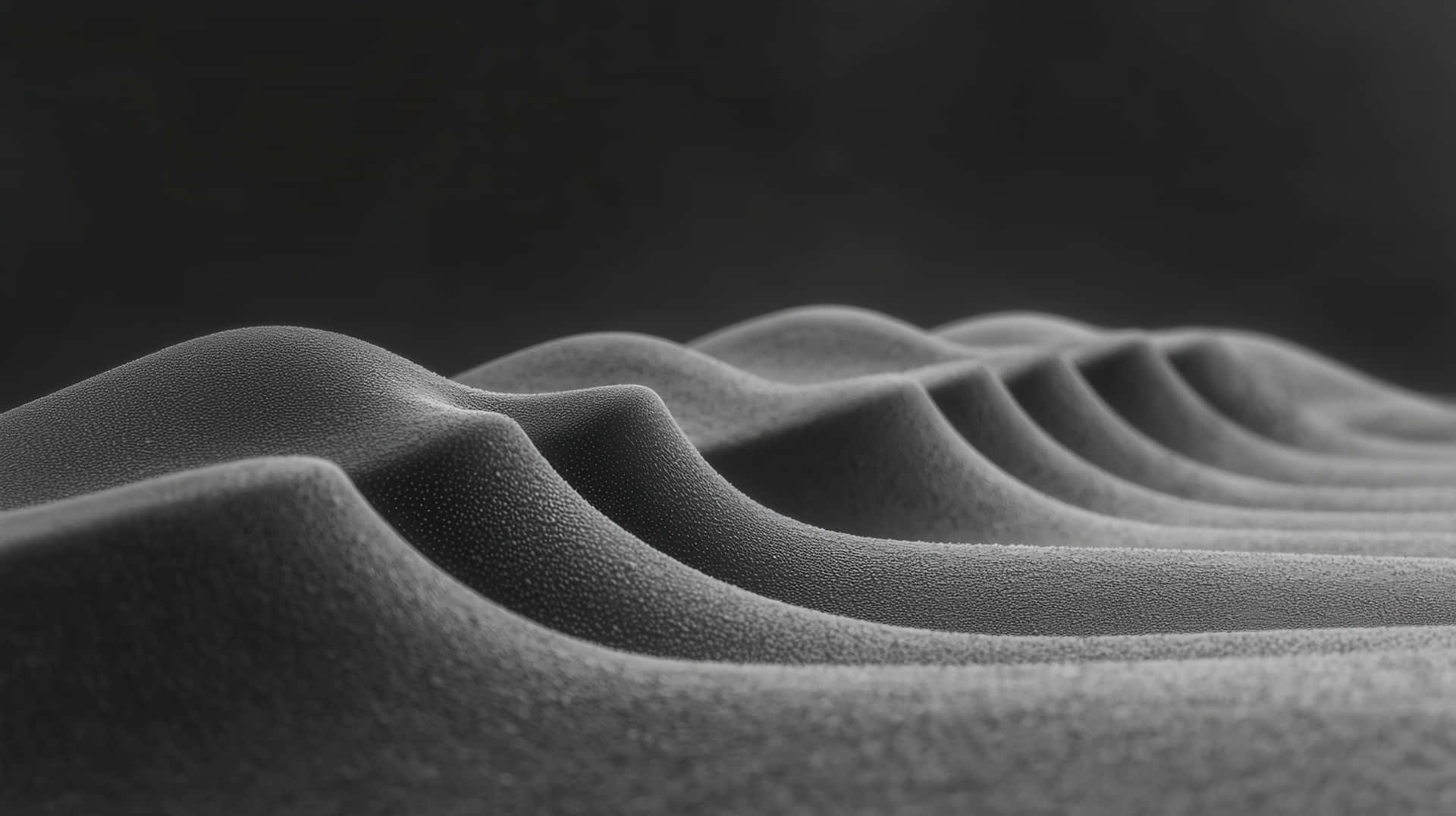 Abstract Monochrome Wavy Surface with Soft Textured Details 壁紙 — 單色特寫柔軟質感布料，在深色漸變背景上呈現輕柔起伏的波浪。