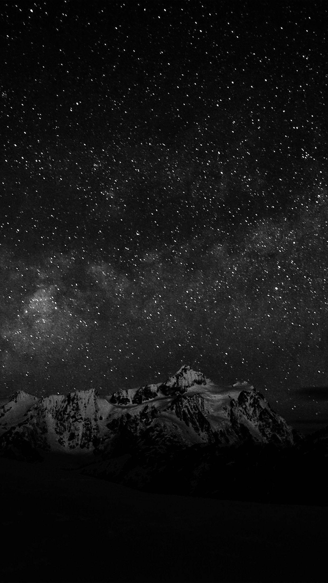 夜空 桌布 壁紙 — 單色視圖，白雪覆蓋的山峰下是密集的星場，銀河在上方拱起。