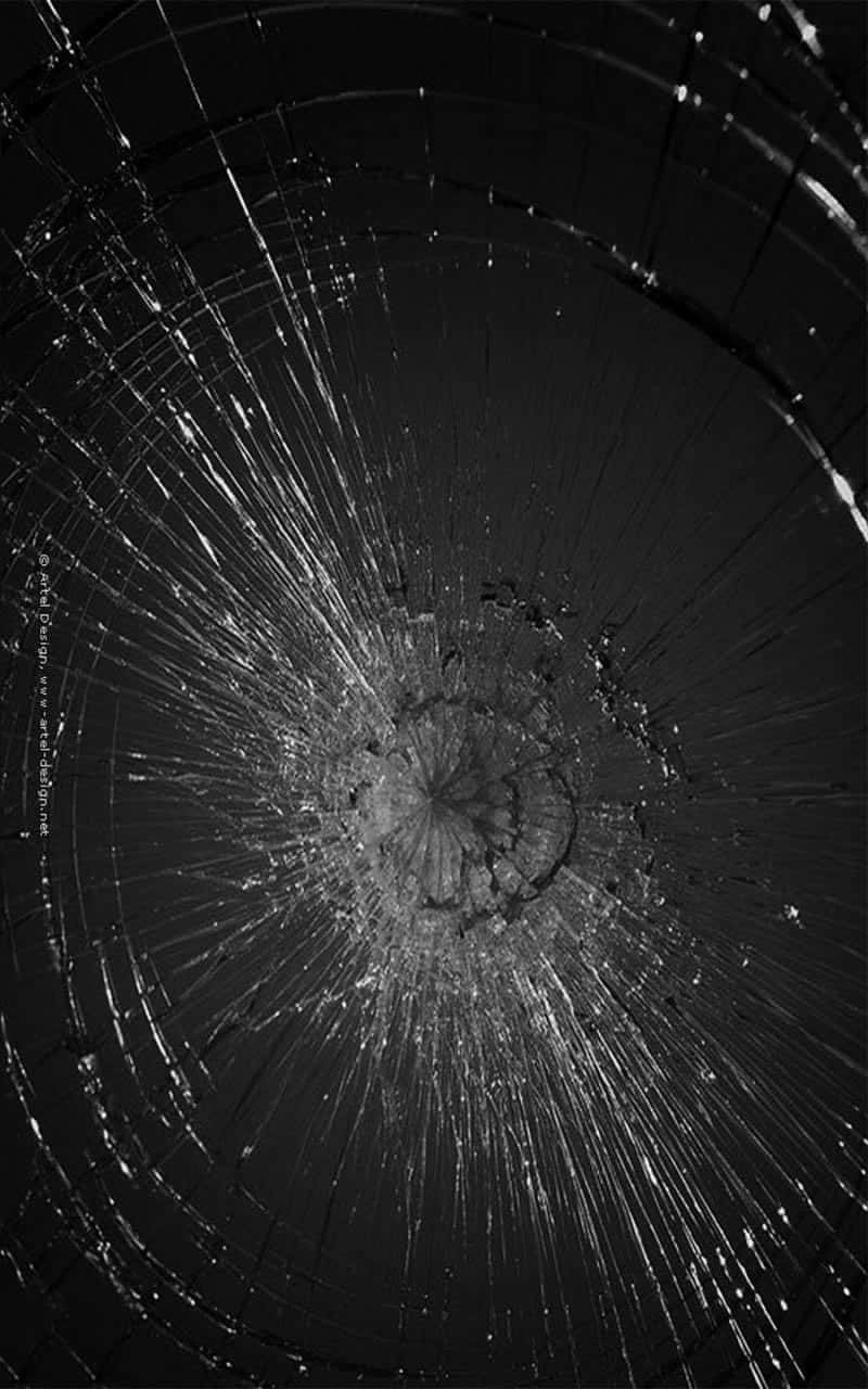iPhone 桌布 壁紙 — 單色調中，從中心撞擊點放射出徑向裂紋的碎玻璃特寫。