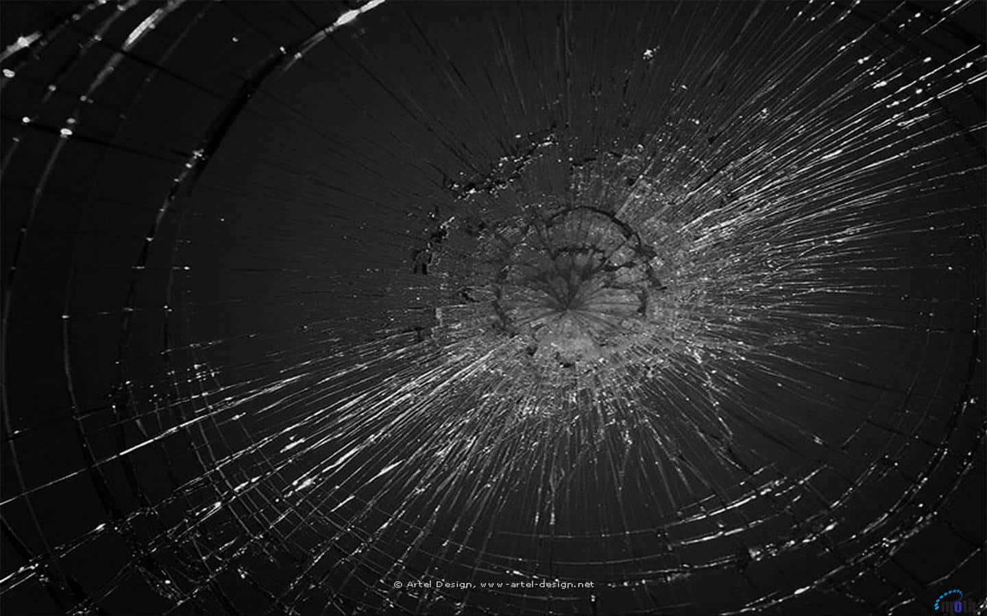 Fracture Glass 桌布 壁紙 — 單色調中，從中心撞擊點放射出徑向裂紋的破碎玻璃表面。