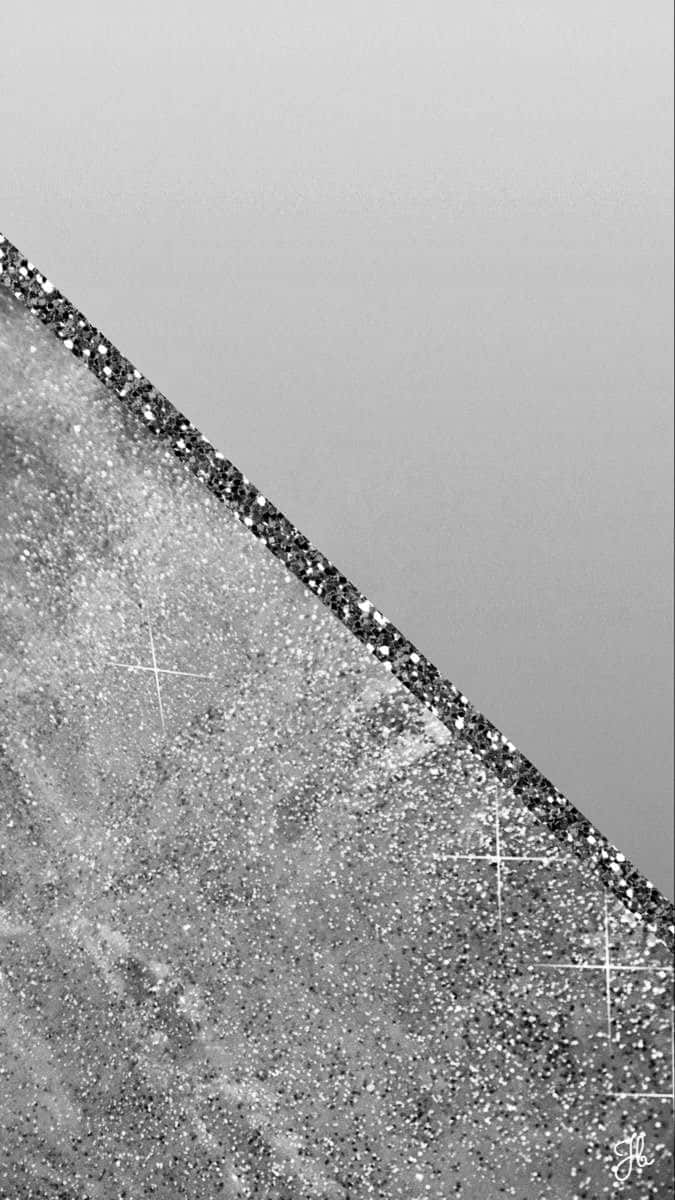 White Glitter 桌布 壁紙 — 單色調中，閃亮紋理表面在平滑漸變灰色背景上的對角分割。