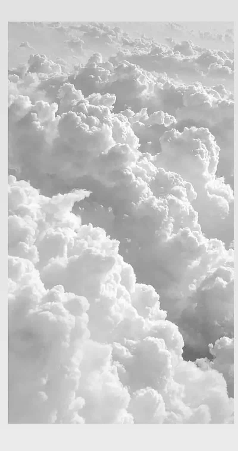 Soft White Aesthetic 桌布 壁紙 — 單色調中密集蓬鬆雲層的鳥瞰圖，營造出柔軟有紋理的天空。