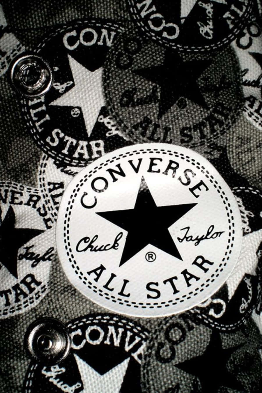 Converse 標誌 桌布 壁紙 — 單色重複的Converse All Star標誌和金屬孔眼覆蓋的紋理布料的特寫。