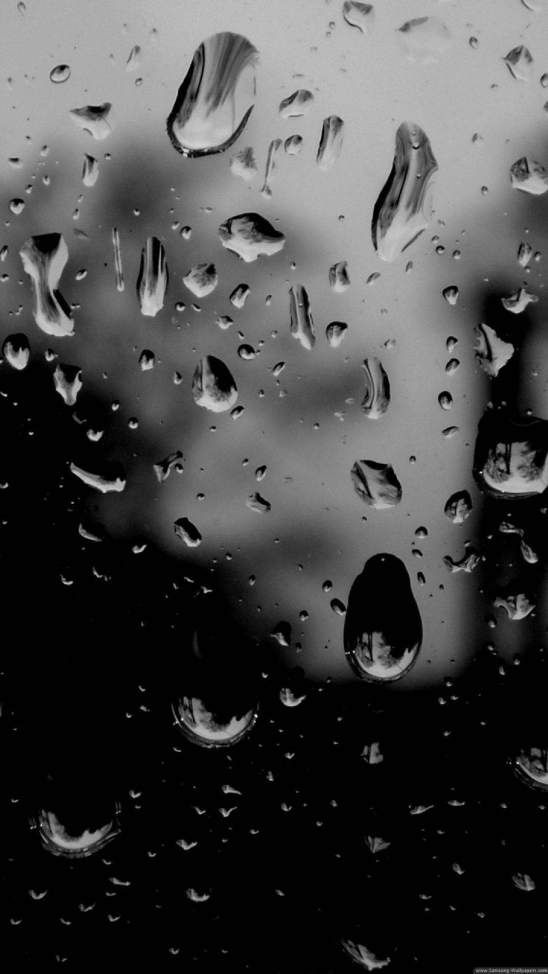黑白高畫質 桌布 壁紙 — 單色雨滴附著在玻璃表面，顯露出濕玻璃後模糊的人影輪廓。
