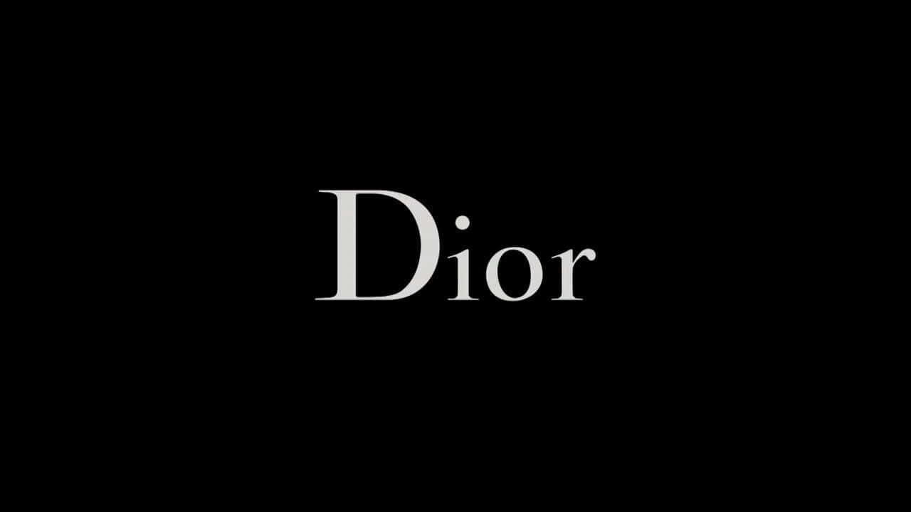 Dior 動態 桌布 壁紙 — 單色黑色背景上居中顯示優雅白色襯線字體的「Dior」一詞。