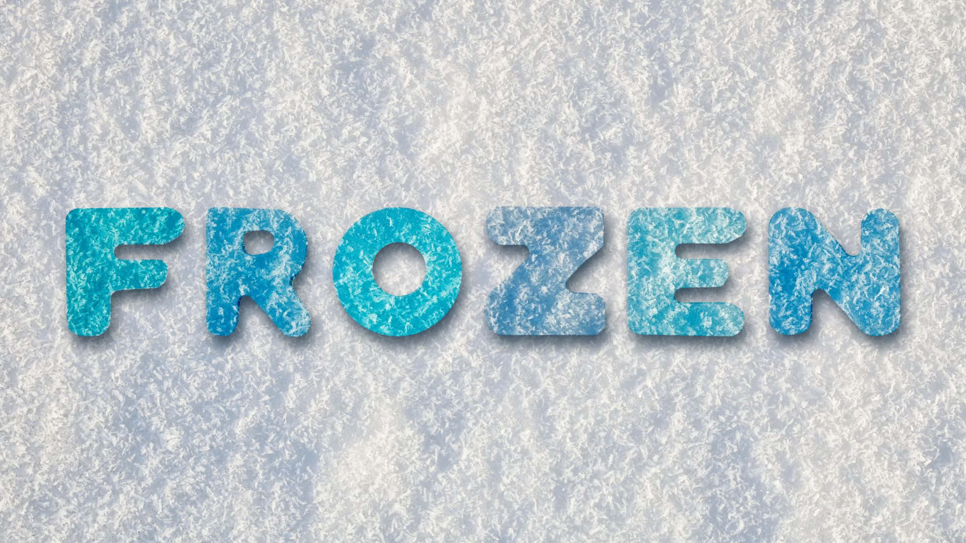 Frost 桌布 壁紙 — 單詞 frozen 以冰藍色字母拼寫在帶有紋理的雪地背景上。