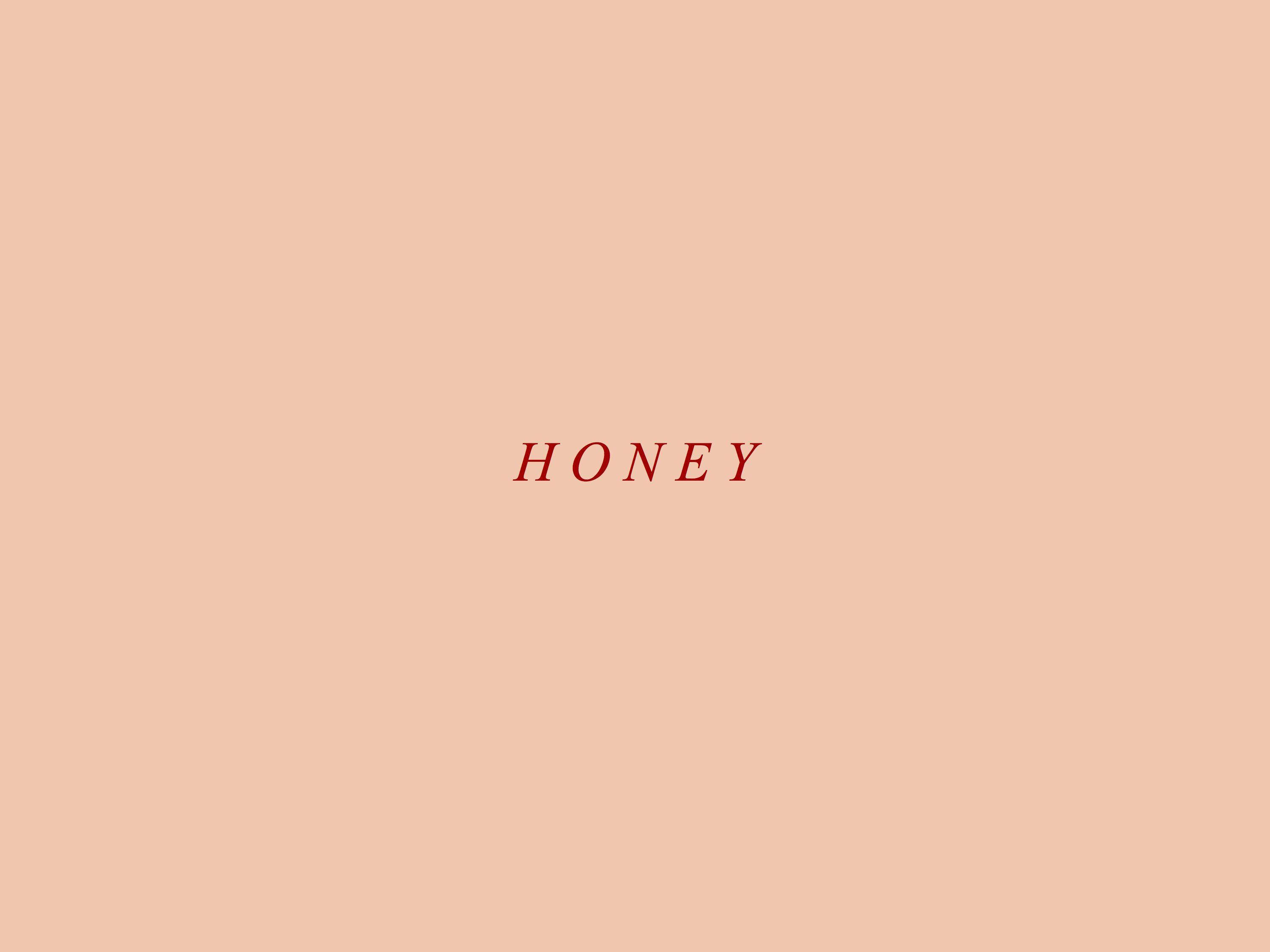 美學 桌布 壁紙 — 單詞 honey 以紅色襯線字體居中顯示在純色蜜桃色背景上。