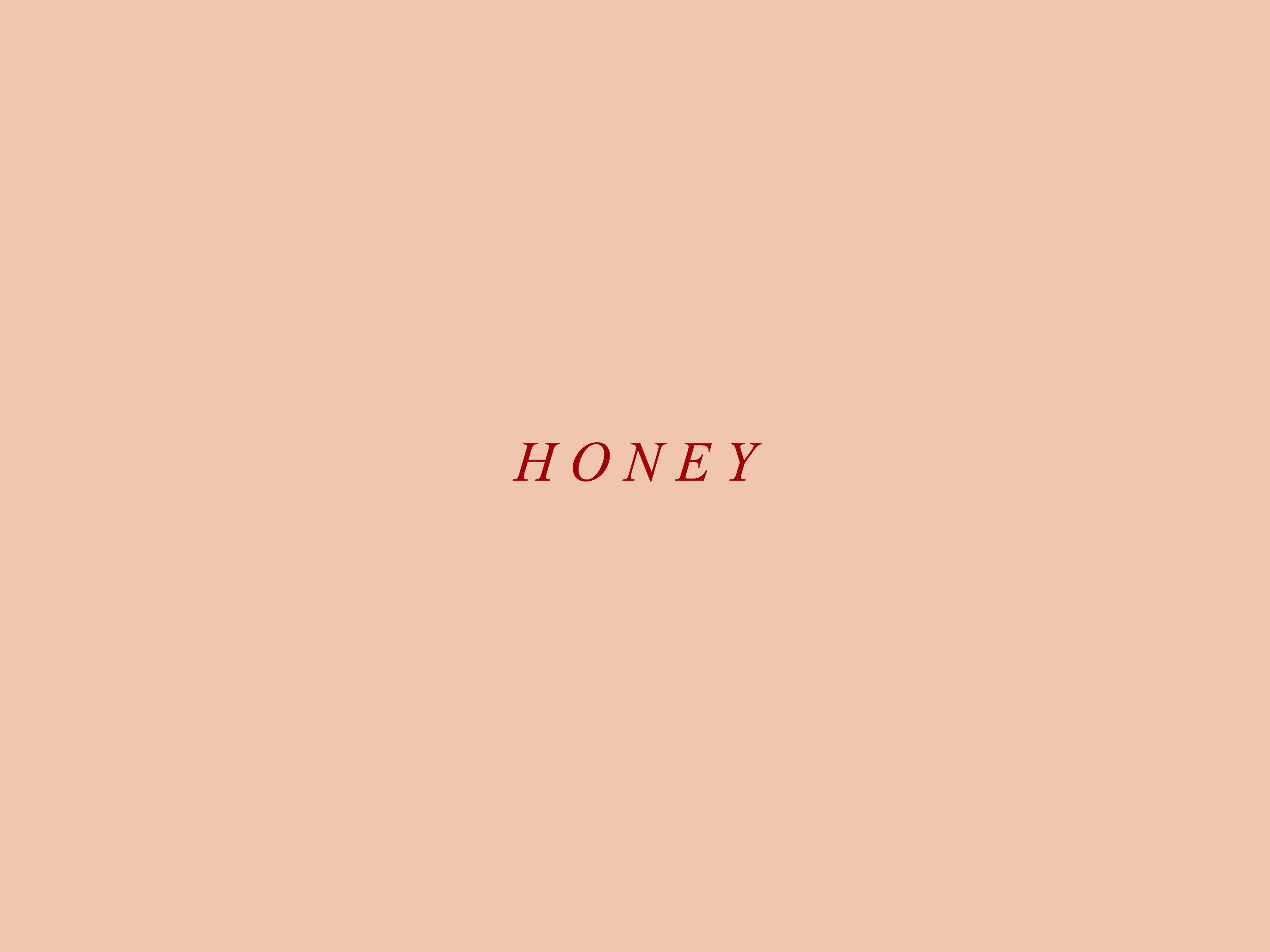 美學米色 桌布 壁紙 — 單詞 honey 以紅色襯線字體居中顯示在純色桃色背景上。