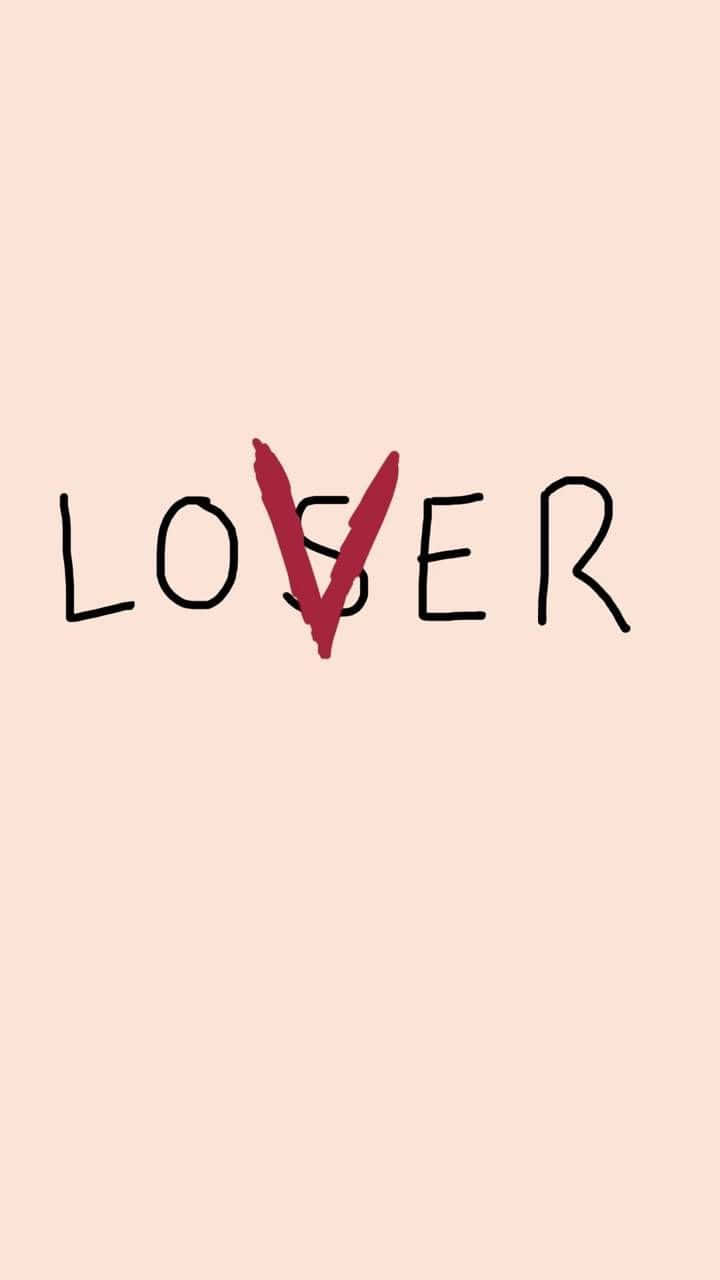 Lover Loser 桌布 壁紙 — 單詞 LOSER 中的 O 被一個紅色的 V 取代，背景為柔和蜜桃色。