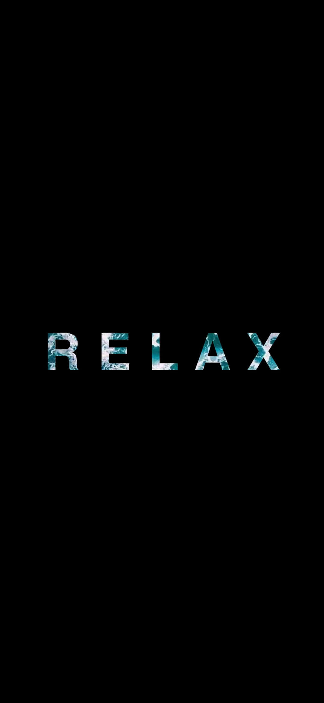 Quote 桌布 壁紙 — 單詞 relax 以冰藍色紋理字母居中顯示在純黑色背景上。