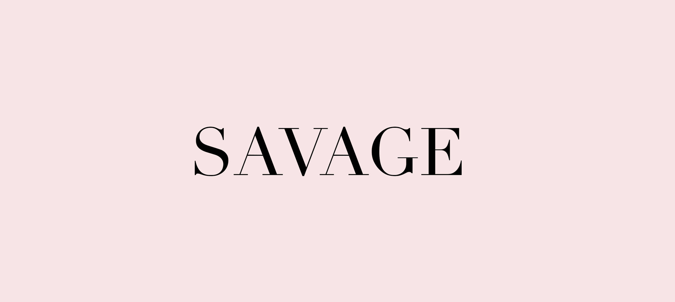 粉紅色 桌布 壁紙 — 單詞 savage 以粗體黑色襯線字體居中顯示在柔和的粉紅色背景上。