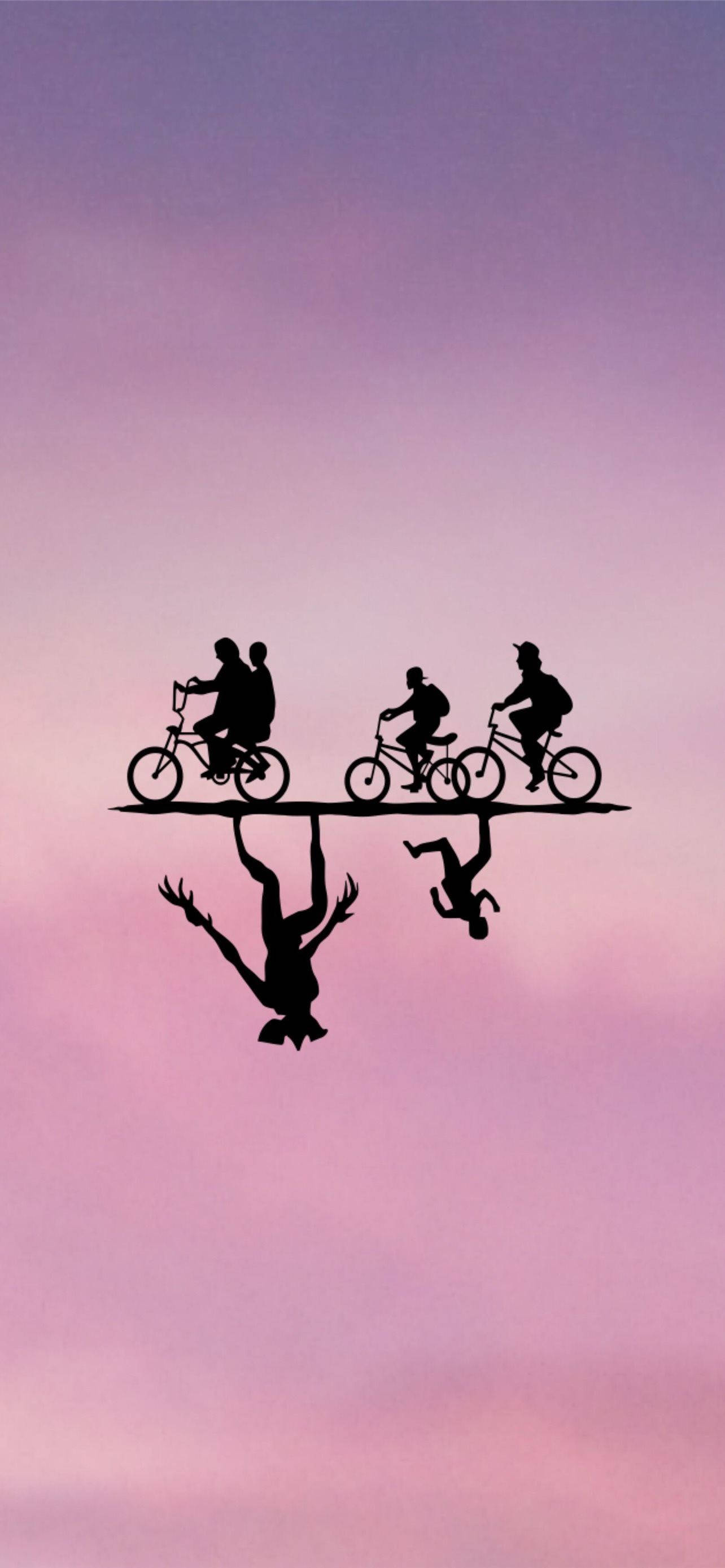 bike riding 桌布 壁紙 — 單車手的剪影在漂浮的木板上騎行，木板由兩個倒立的人物支撐，背景是柔和的粉紫色天空。