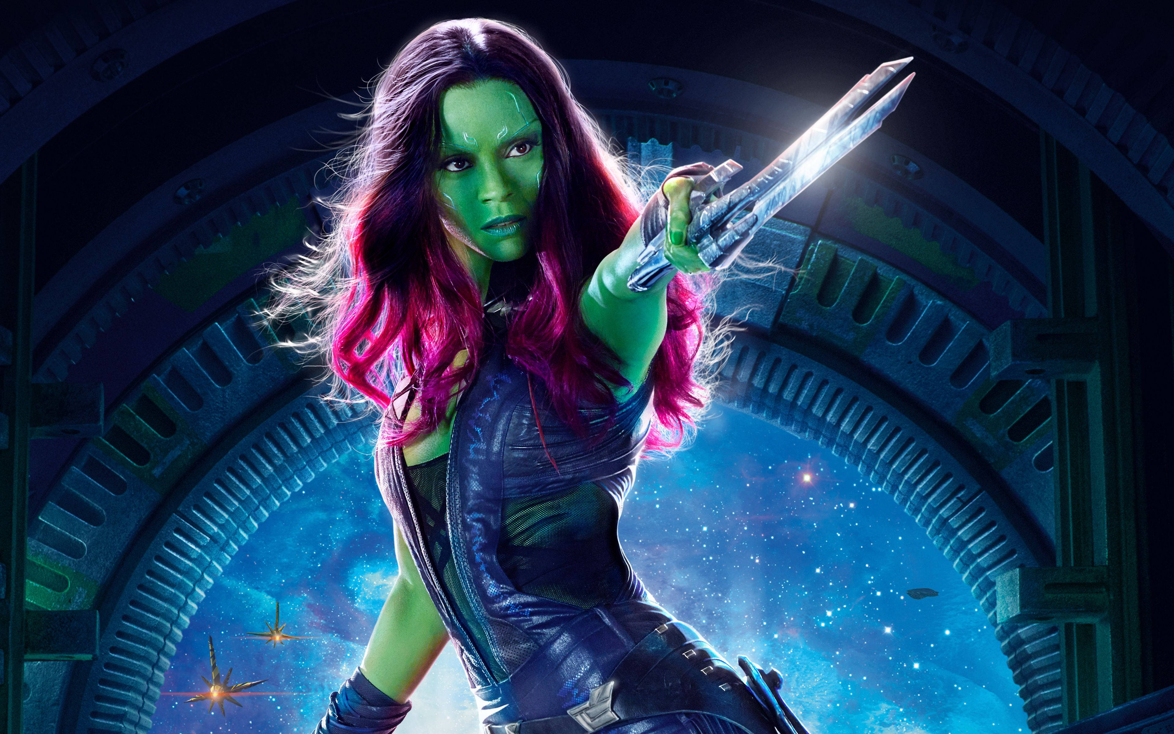 4K Guardians Of The Galaxy 桌布 壁紙 — 嘉魔娜在未來風格的太空船門口，手持發光刀刃，背後是繁星點點的宇宙背景。