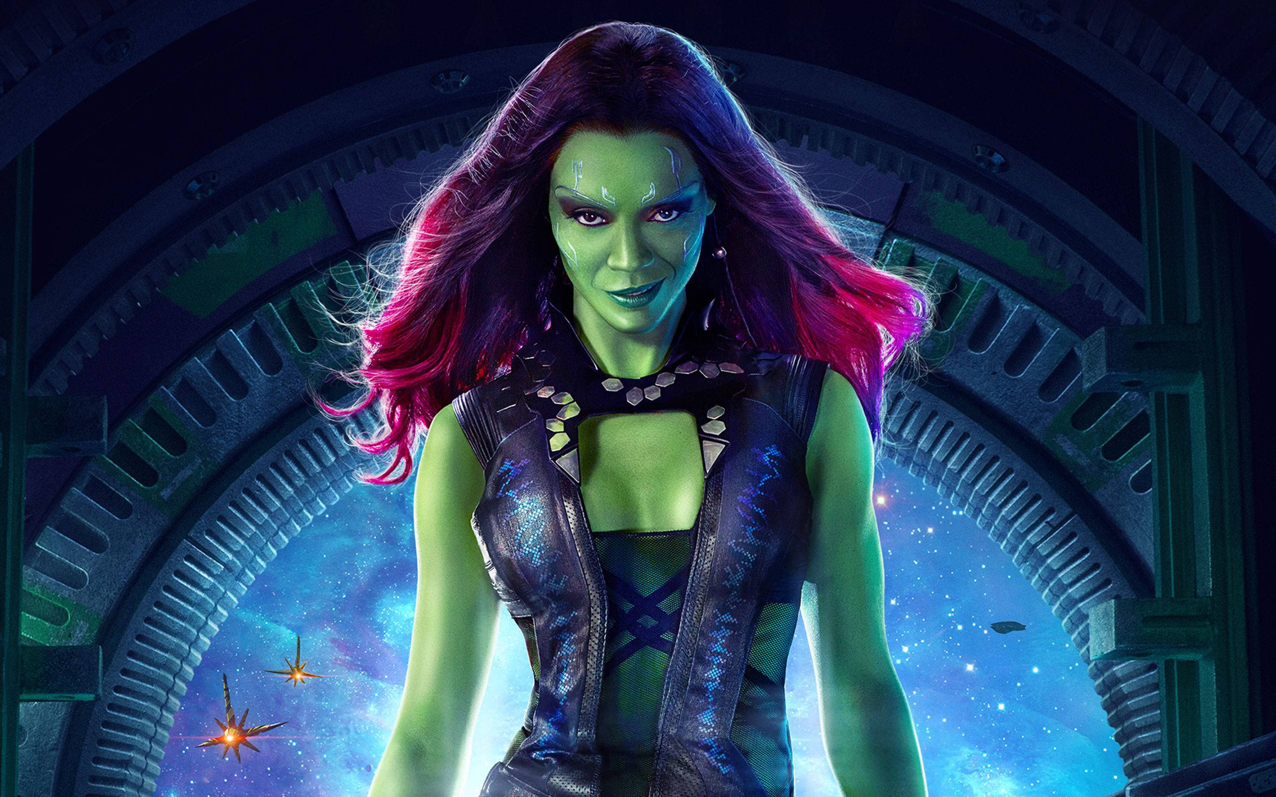 Zoe Saldana 桌布 壁紙 — 嘉魔娜自信地站在一艘未來風格的太空船門口，身後是宇宙星辰和爆炸。