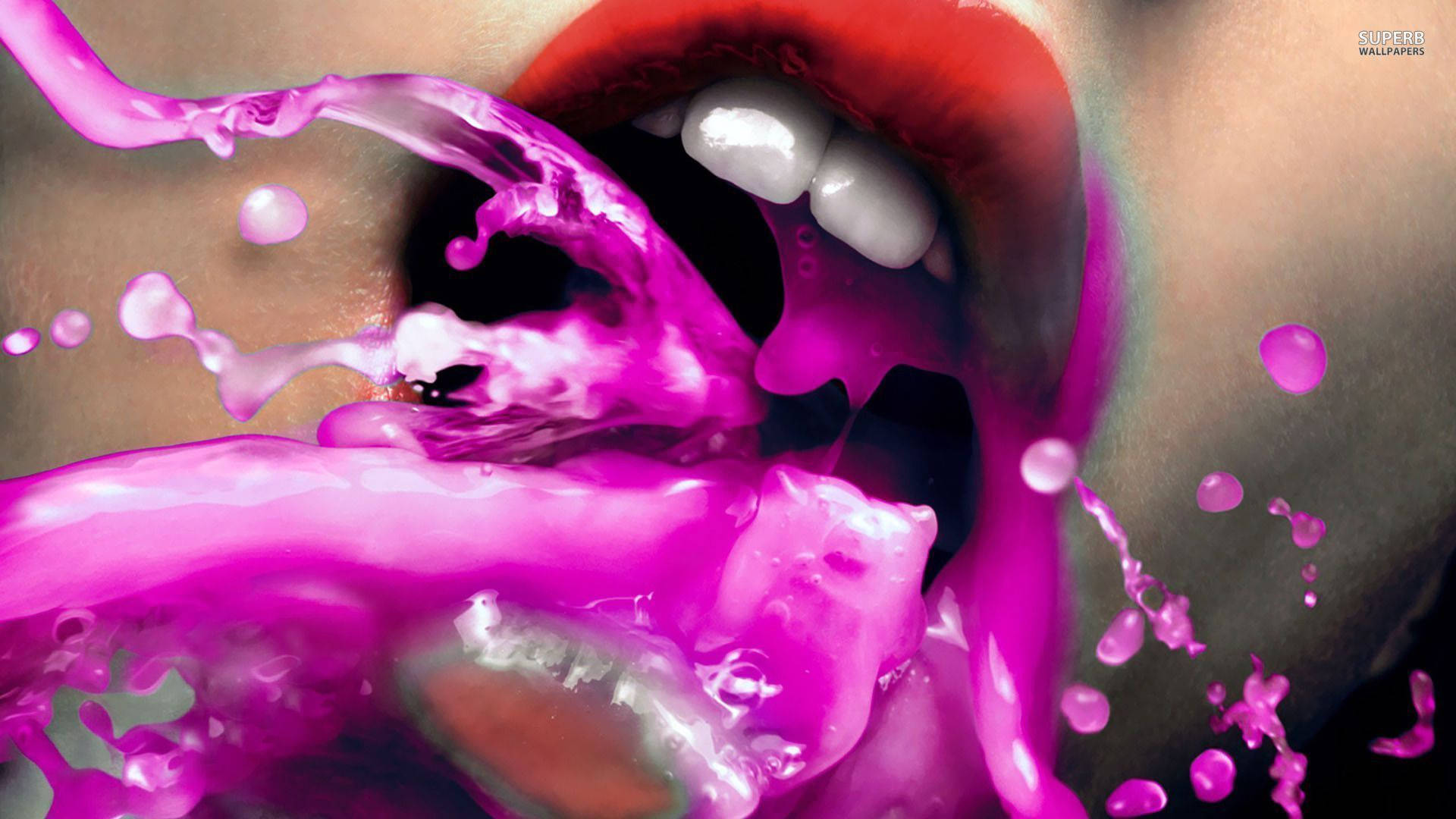red lips 桌布 壁紙 — 嘴唇咬入鮮豔粉紅色液體飛濺的特寫，液滴向外飛散。