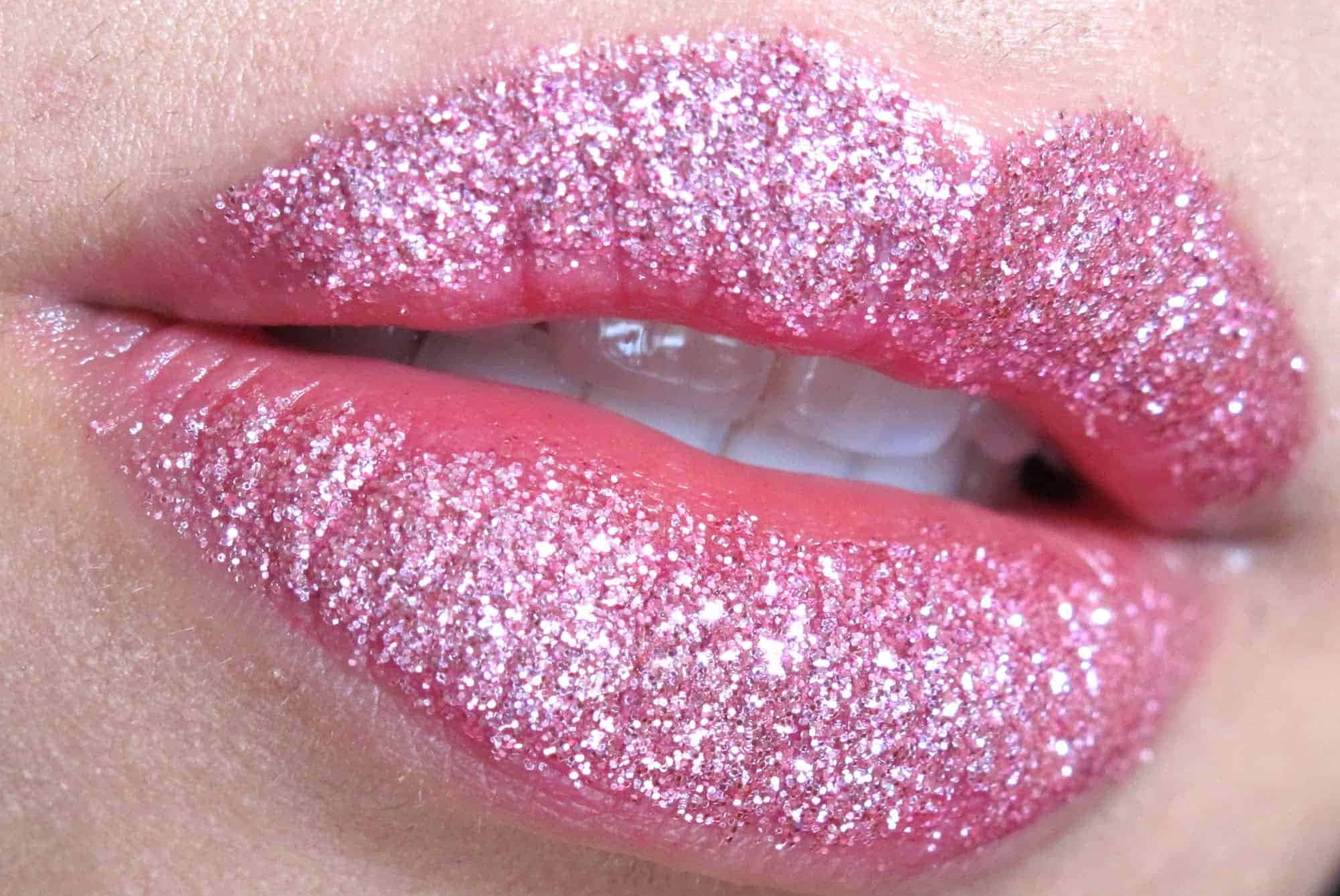 Pink Lipstick 桌布 壁紙 — 嘴唇特寫，塗上閃爍粉紅閃粉唇膏，牙齒微微分開可見。