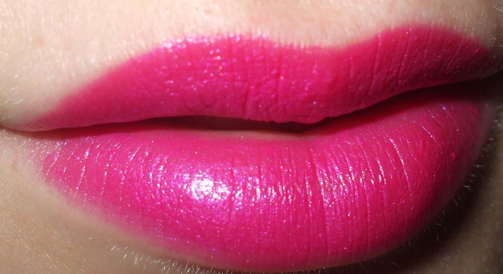 Mac Cosmetics 桌布 壁紙 — 嘴唇特寫，塗有光澤鮮豔的粉紅色唇膏，可見質感和自然膚色。