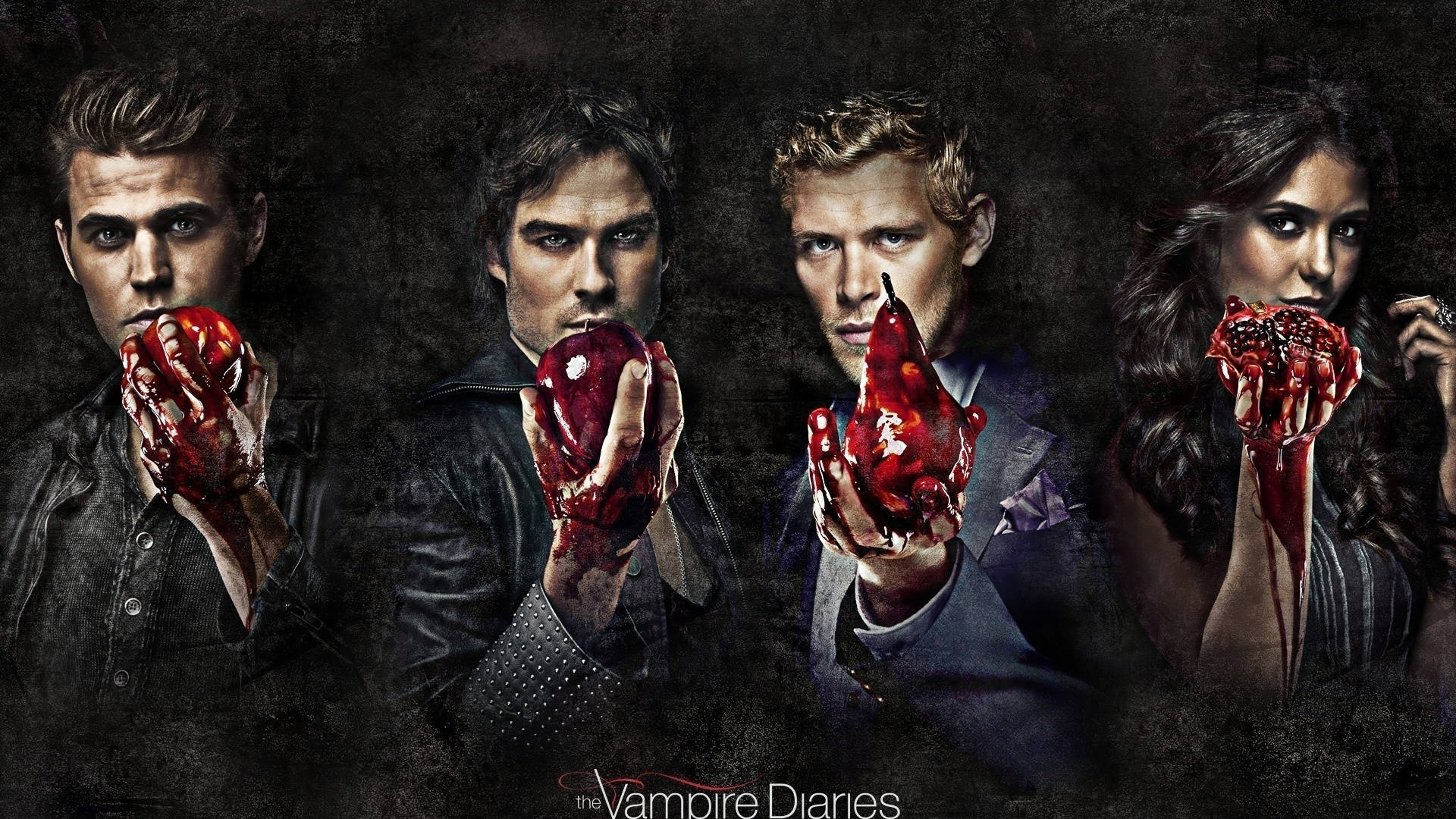 The Vampire Diaries 桌布 壁紙 — 《噬血Y世代》的四個角色在深色紋理背景前手持血淋淋的心臟。