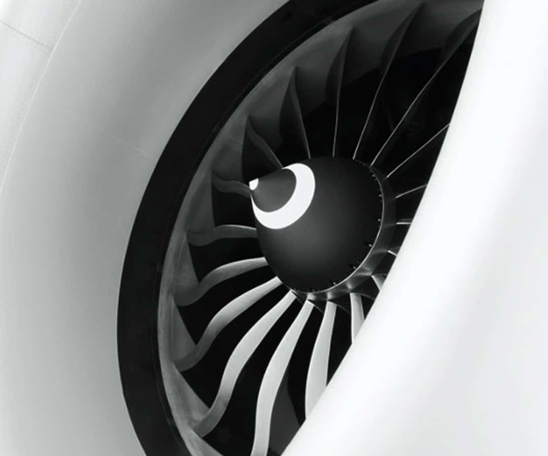 Jet Engine 桌布 壁紙 — 噴射引擎渦輪的單色特寫視圖，帶有鋒利葉片和發光中心細節。