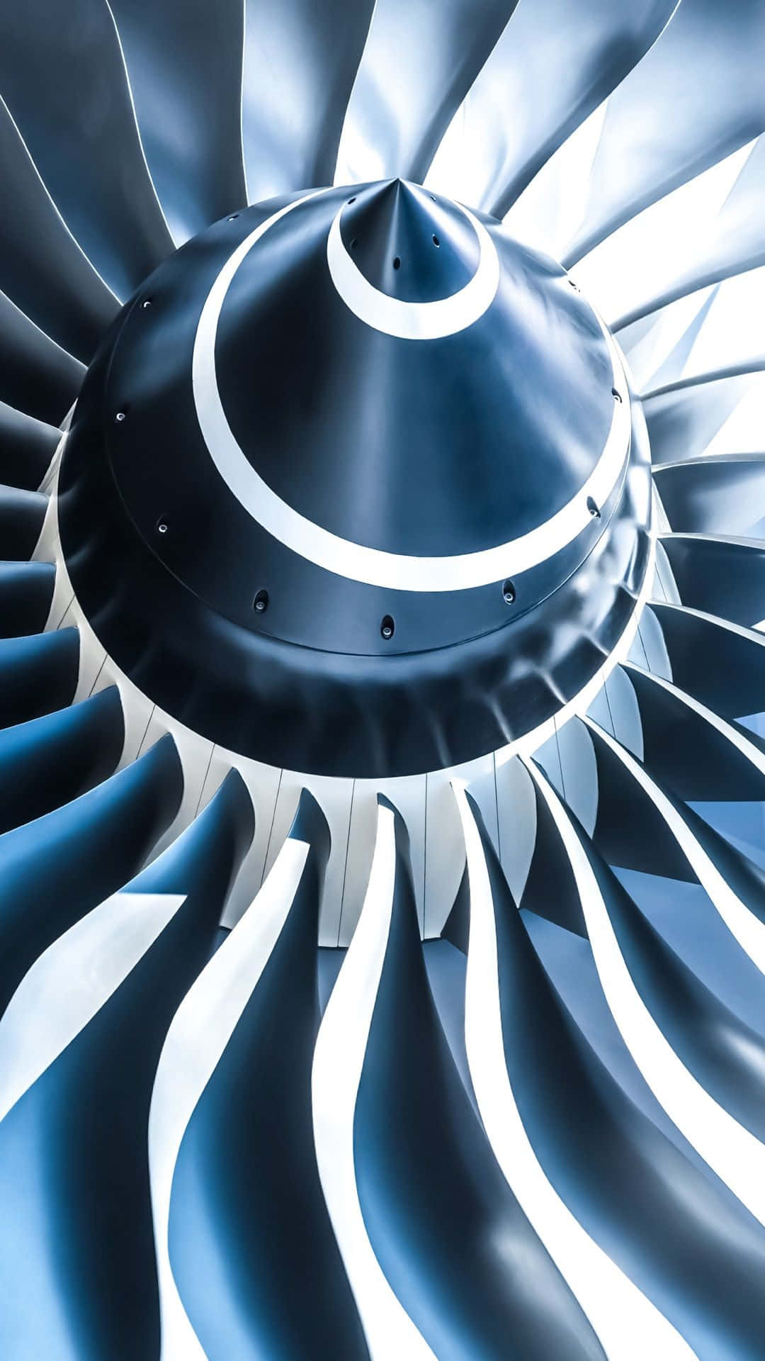 Jet Engine 桌布 壁紙 — 噴射引擎渦輪的近距離視圖，帶有光滑的藍色和白色葉片，在明亮光線下向外輻射。
