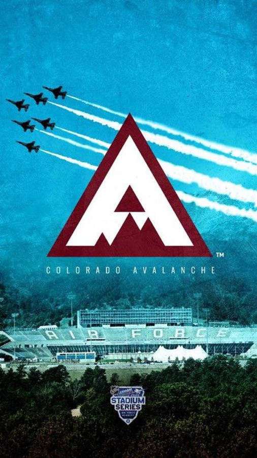 Avalanche 桌布 壁紙 — 噴射戰鬥機以編隊飛越帶有科羅拉多雪崩標誌的體育場，背景是藍綠色天空。