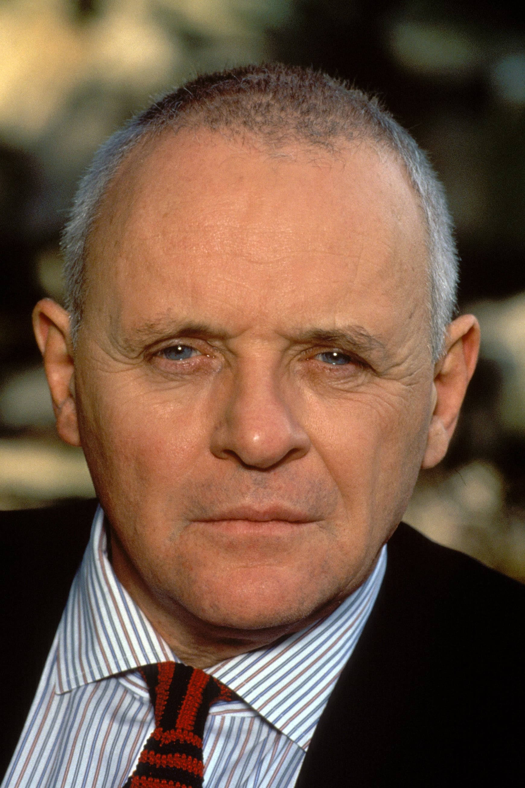 actor 桌布 壁紙 — 嚴肅灰髮老年男子身穿條紋襯衫和紅黑領帶的特寫肖像。