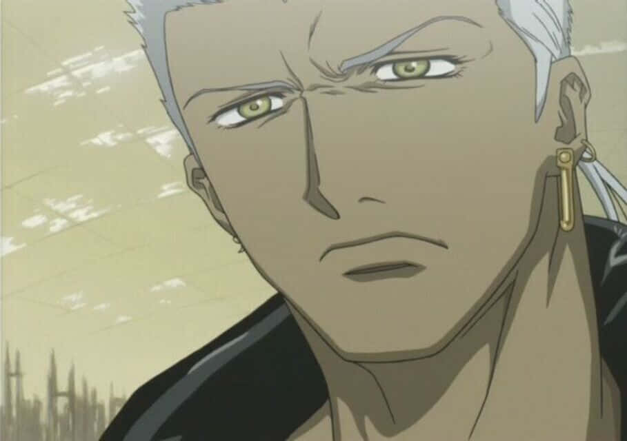 Wolf's Rain Tsume 桌布 壁紙 — 嚴肅的動畫男子特寫，銀髮綠眼，戴著金色耳環，背景是朦朧的城市景觀。