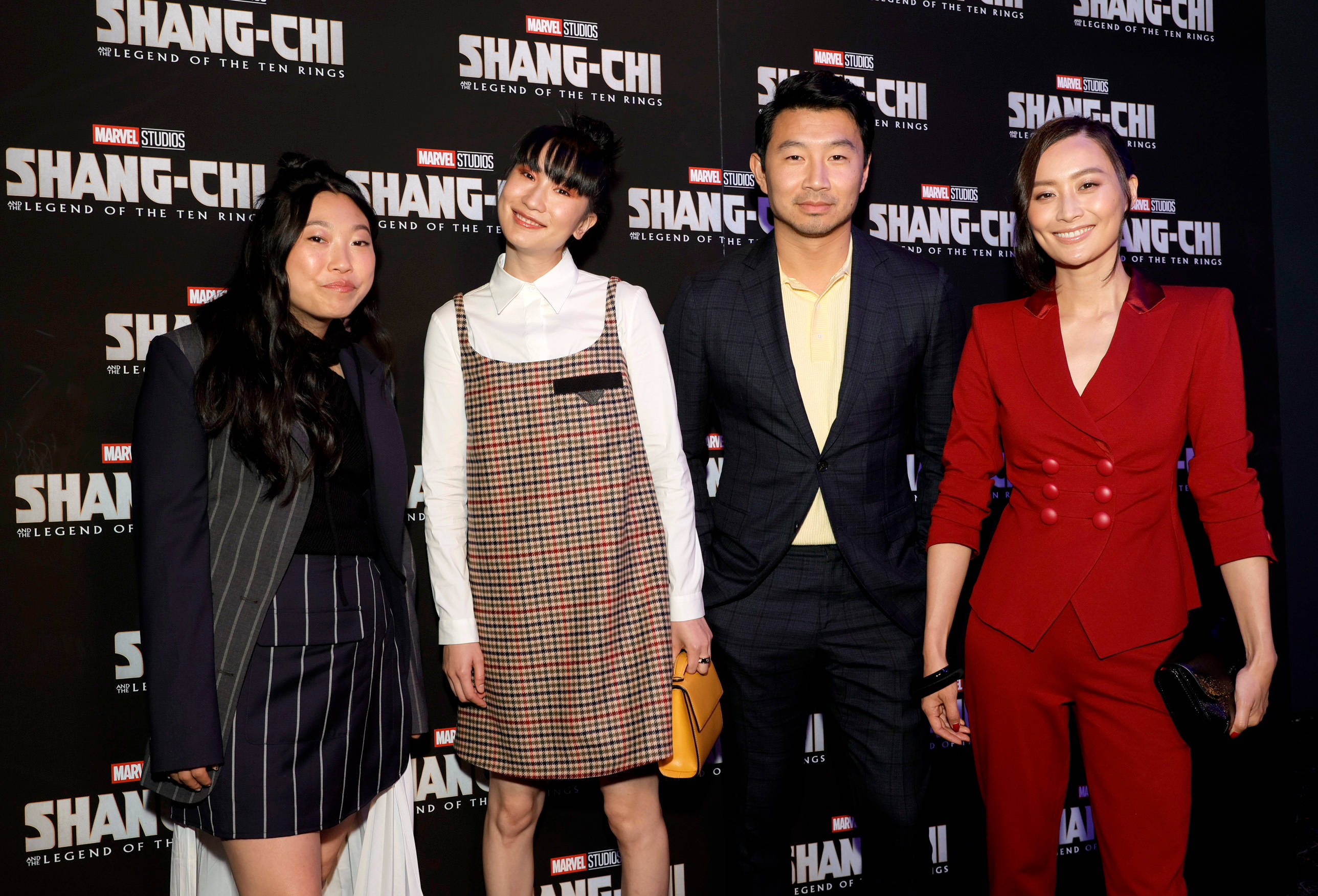 Shang 桌布 壁紙 — 四人在Shang-Chi電影首映活動中一起擺姿勢，背景為品牌背景。