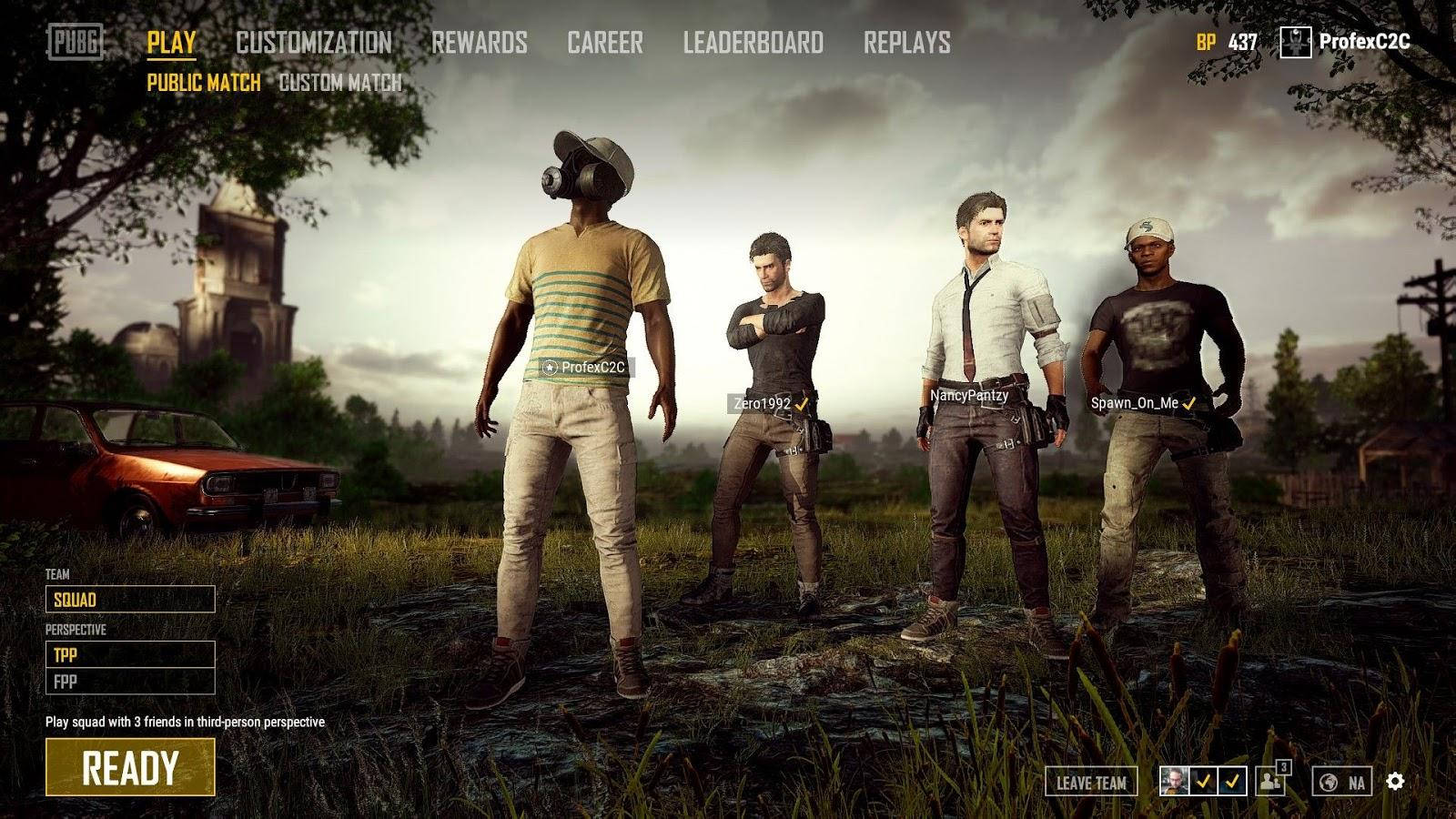 絕地求生 桌布 壁紙 — 四位PUBG玩家站在草地上，靠近一輛紅色汽車，背景有一座破舊的教堂。