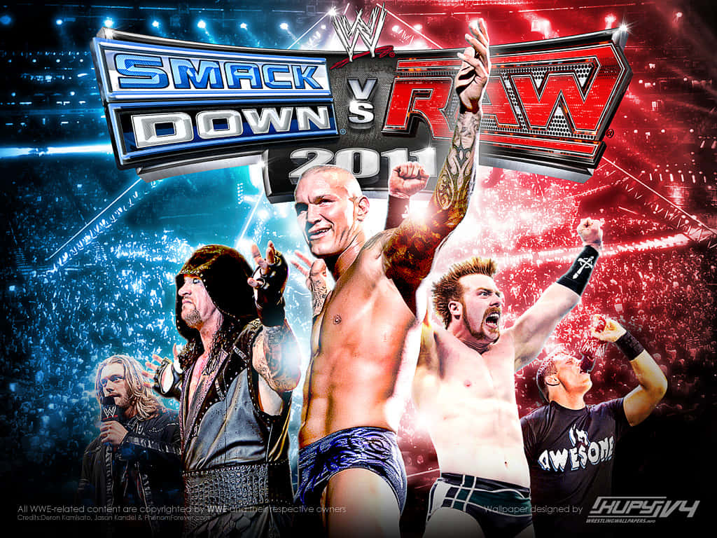 桌布 壁紙 — 四位WWE摔角手在明亮的場館燈光下勝利慶祝，上方閃爍著「SmackDown vs RAW 2011」標誌。